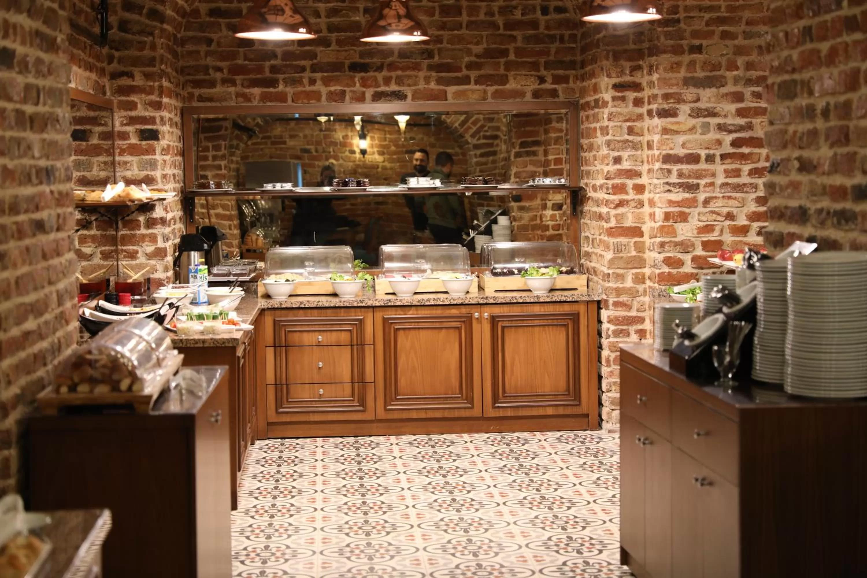 Restaurant/places to eat in Meserret Palace Hotel - Special Category