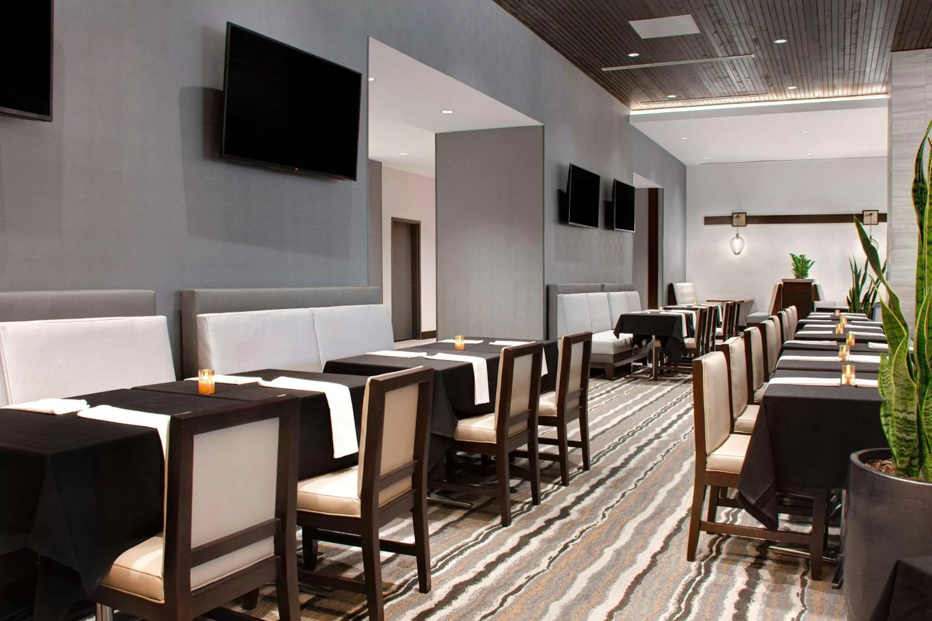 Restaurant/places to eat in Embassy Suites By Hilton Alpharetta Halcyon