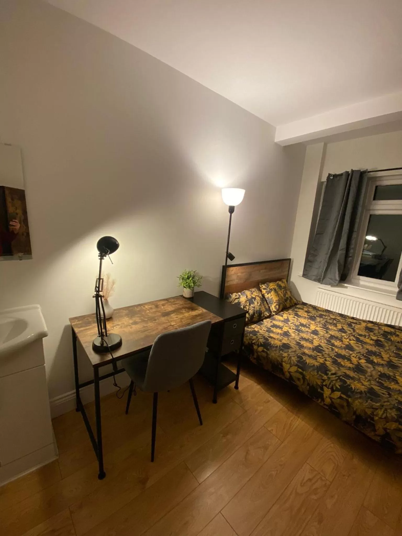 Bedroom, Bed in 4 Wharncliffe Drive