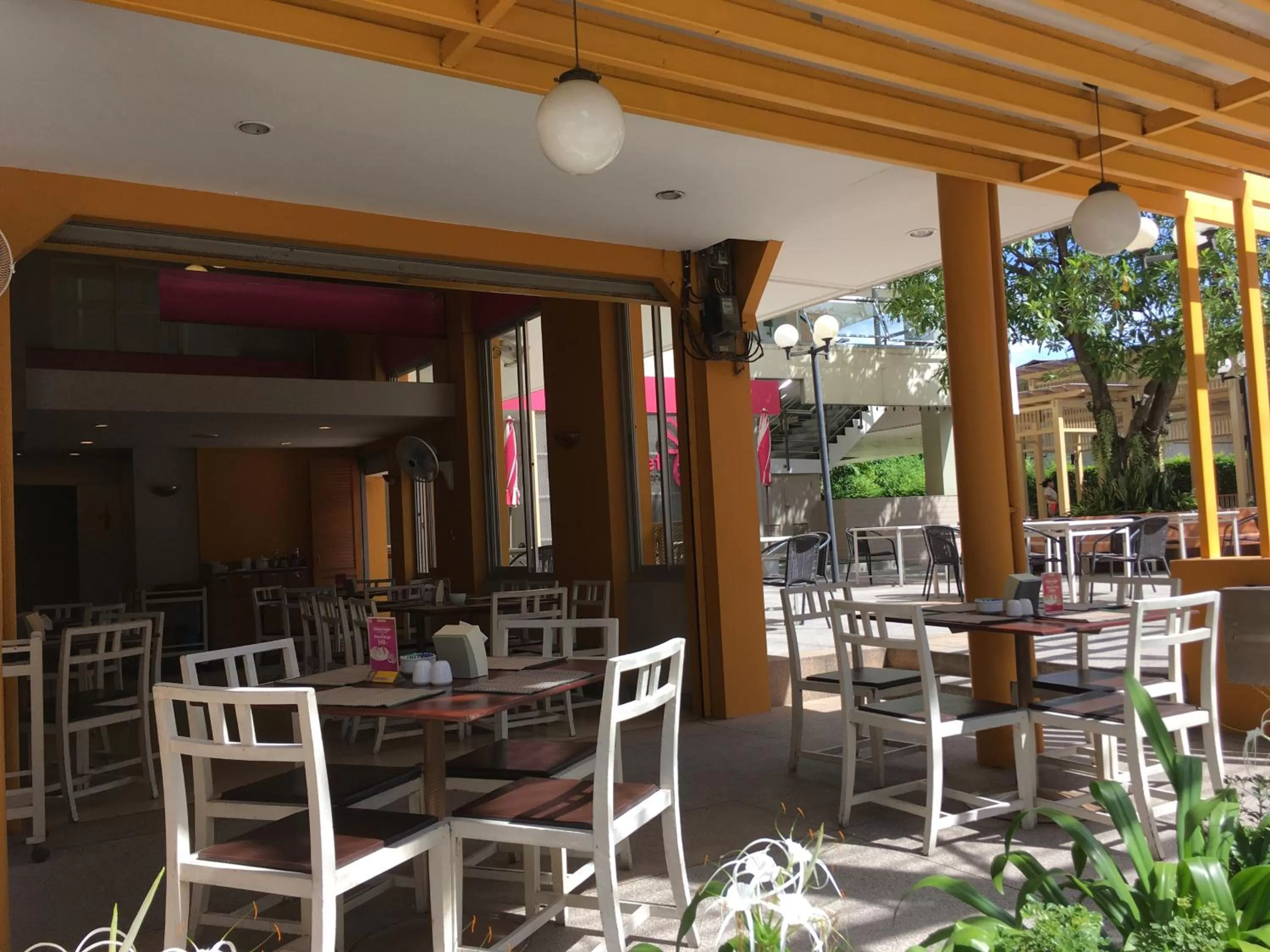 Restaurant/places to eat in Long Beach Cha-Am Hotel