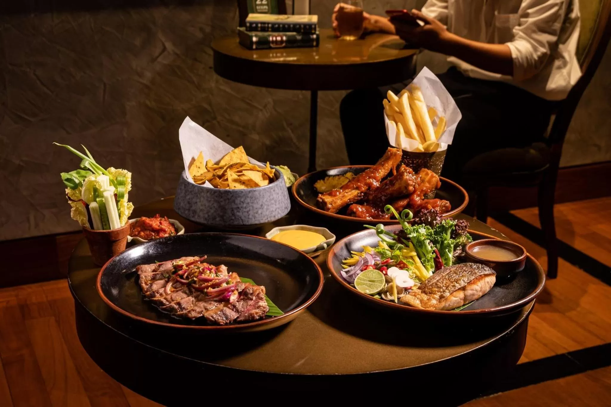 Lounge or bar in Hotel Indigo Bangkok Wireless Road by IHG