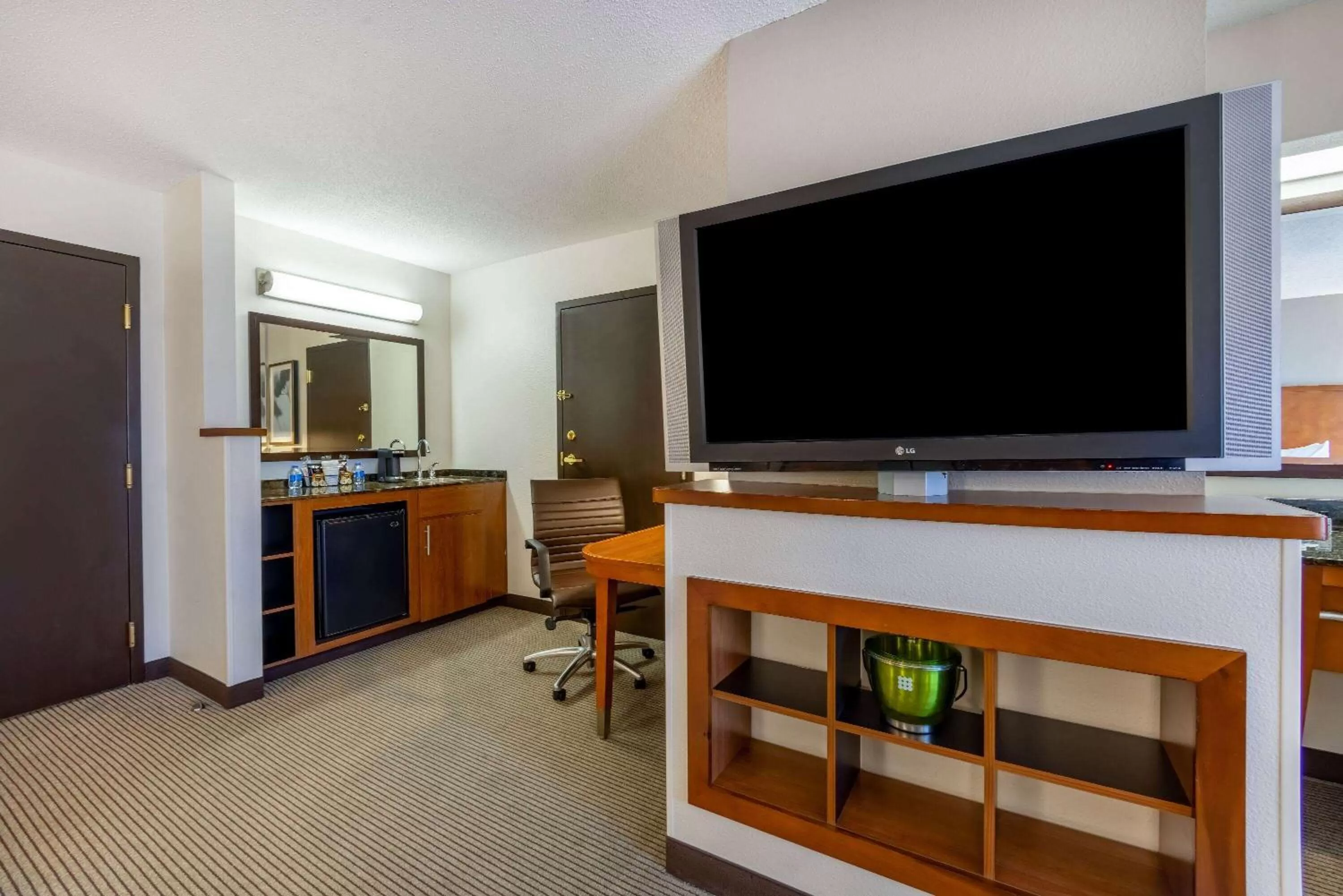 Bed in Wyndham Garden Kansas City Airport