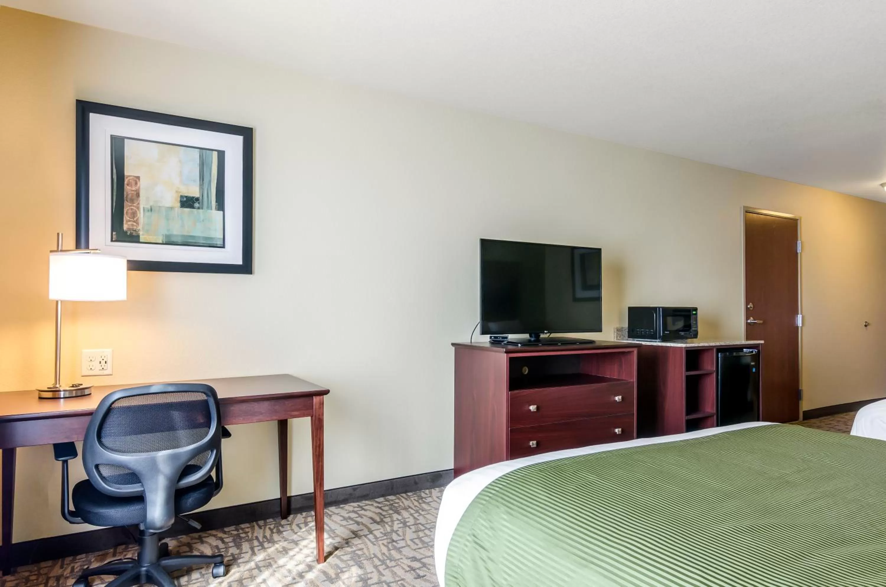 TV and multimedia, Bed in Cobblestone Hotel & Suites - Torrington