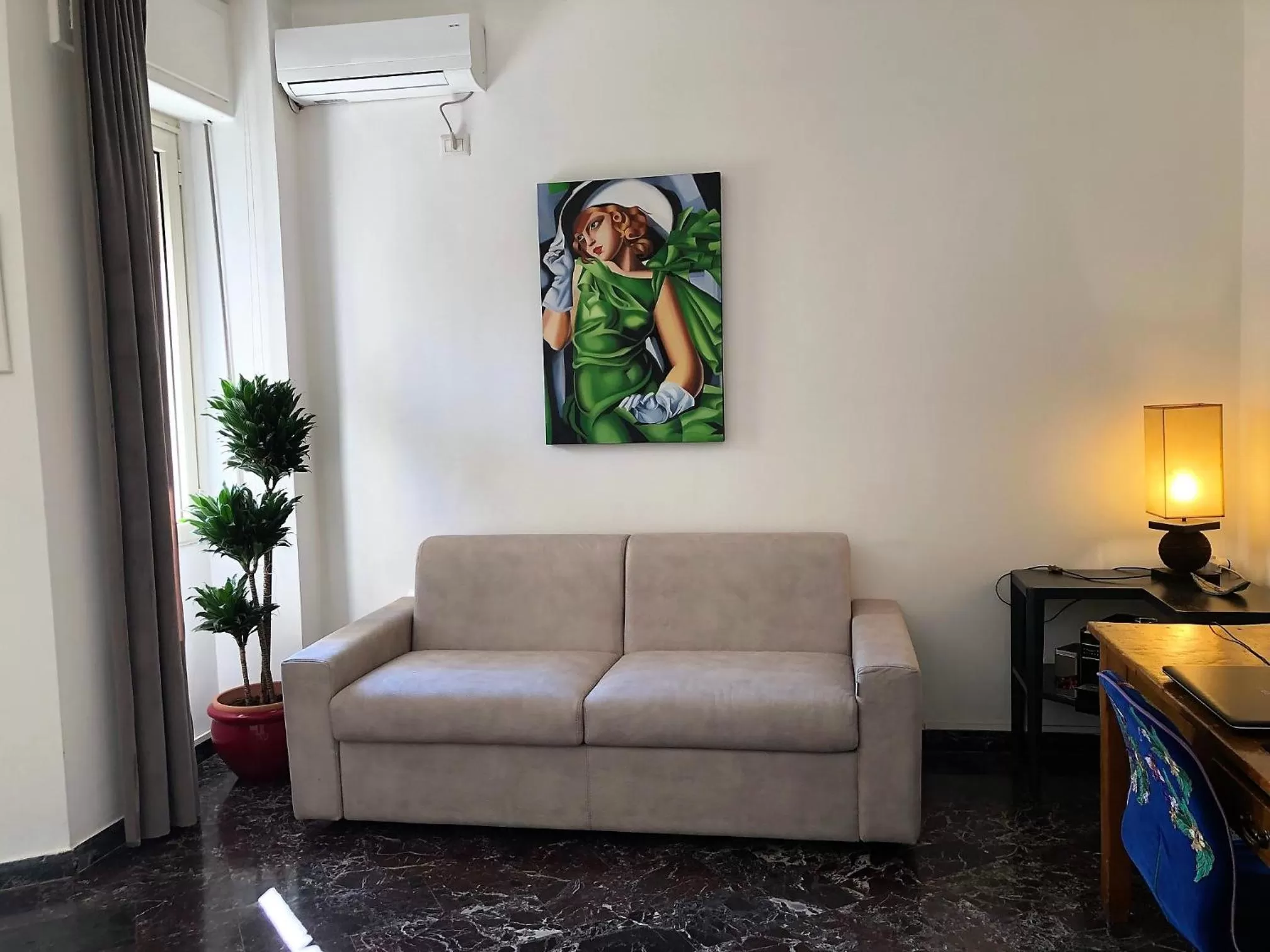 Bedroom, Seating Area in B&B Fashion style