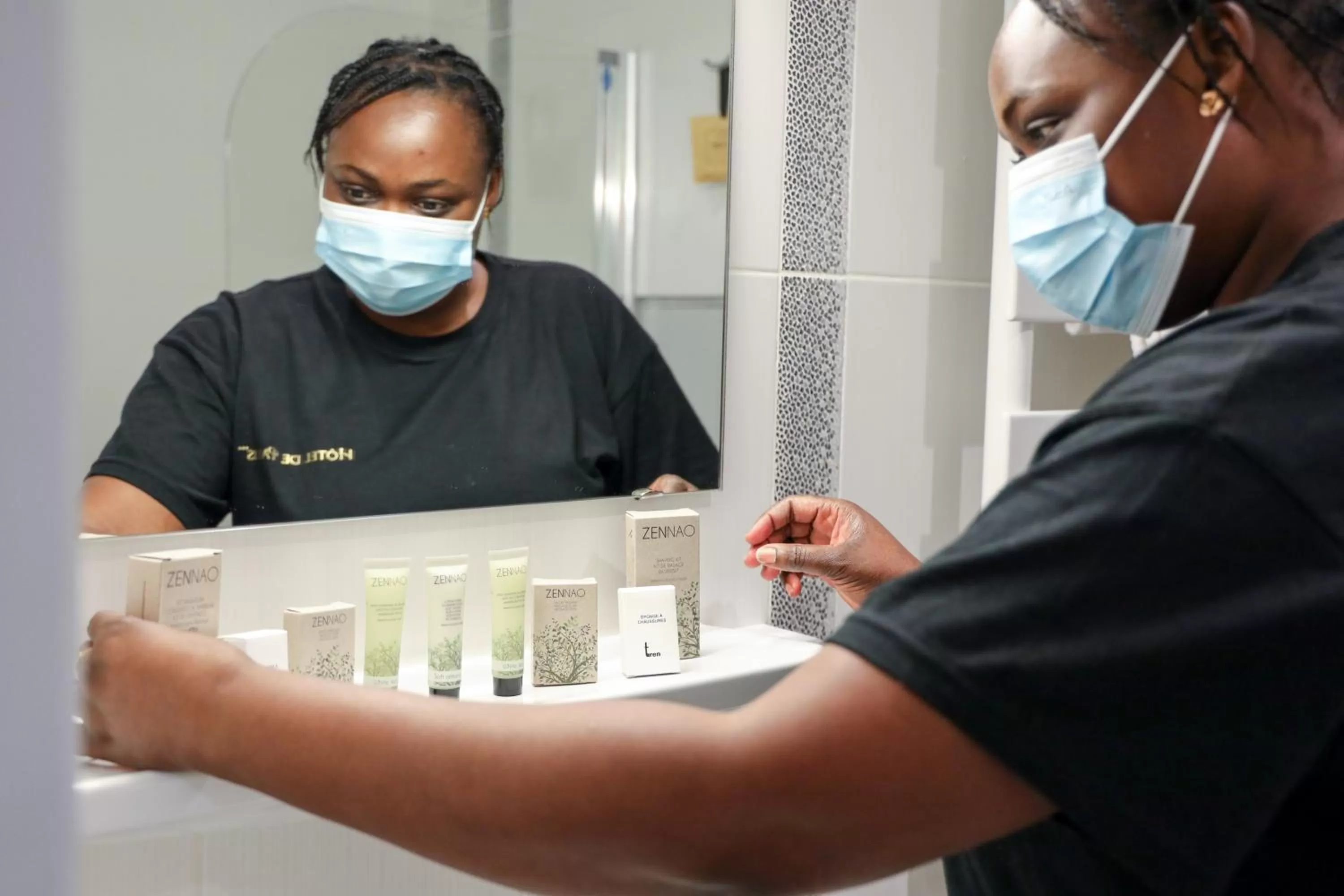Staff in HOTEL DE PARIS MONTPARNASSE