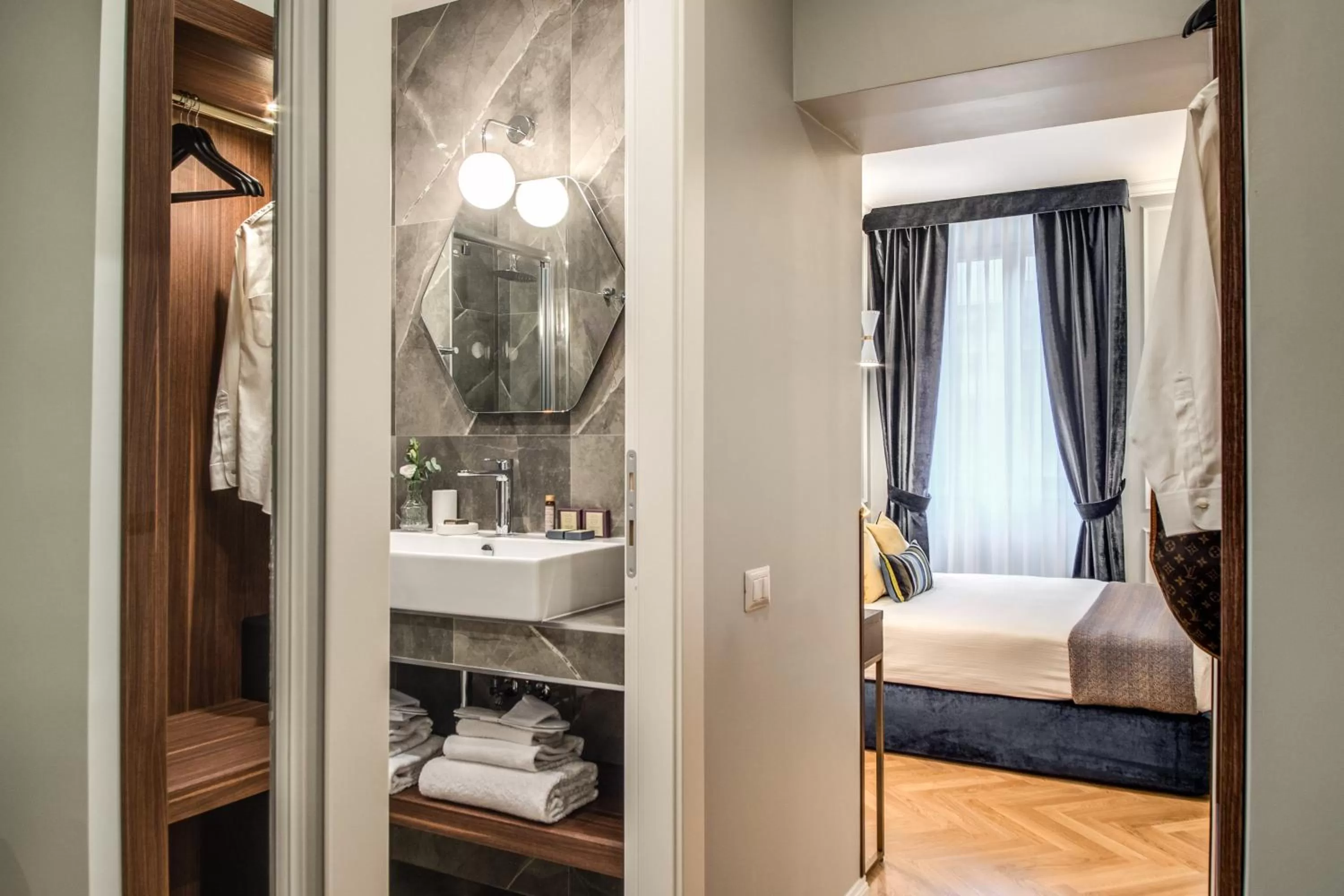 Bed in Tree Charme Augusto Boutique Hotel