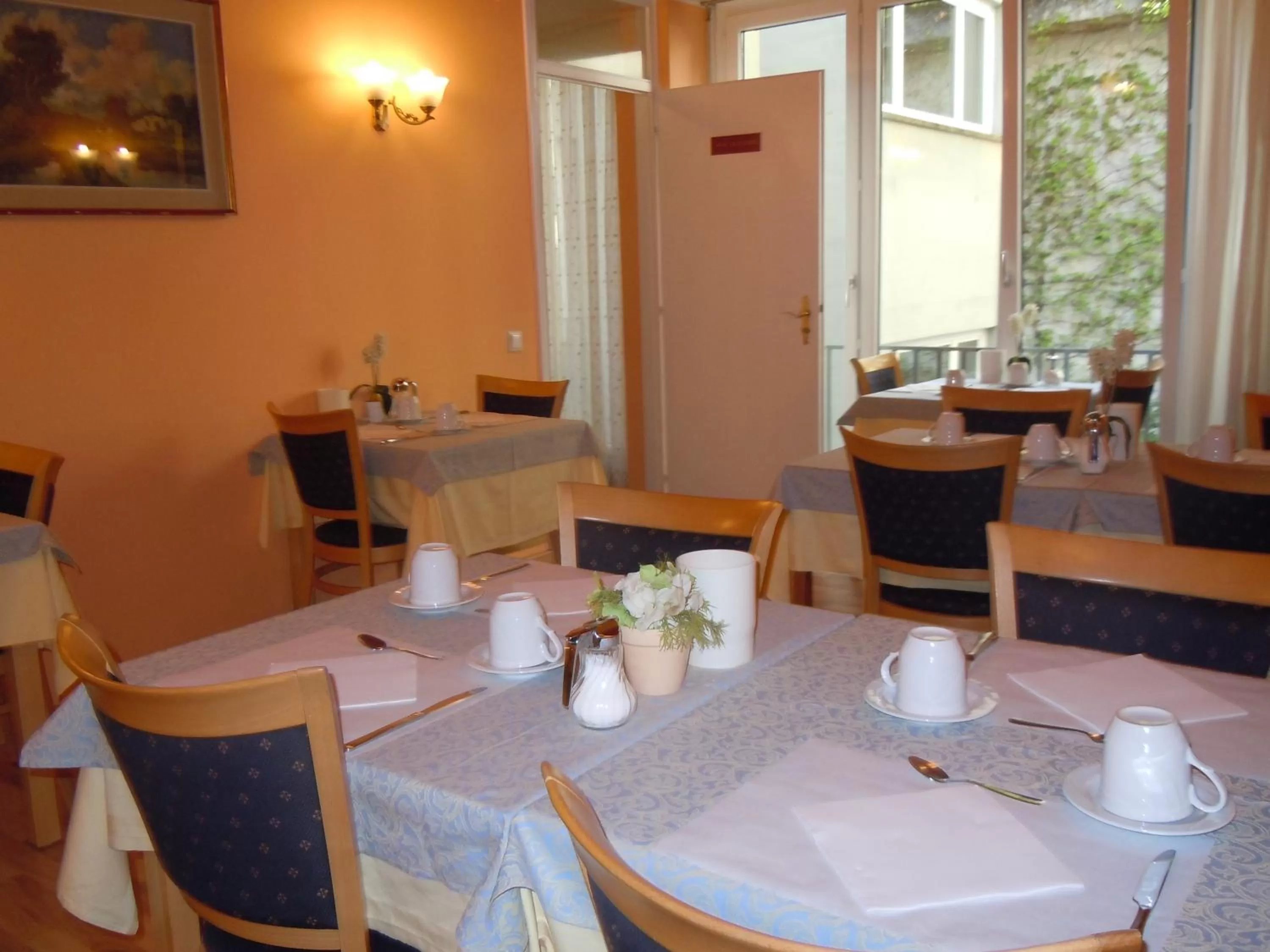 Restaurant/places to eat in Swiss Lodge Nassa Garni