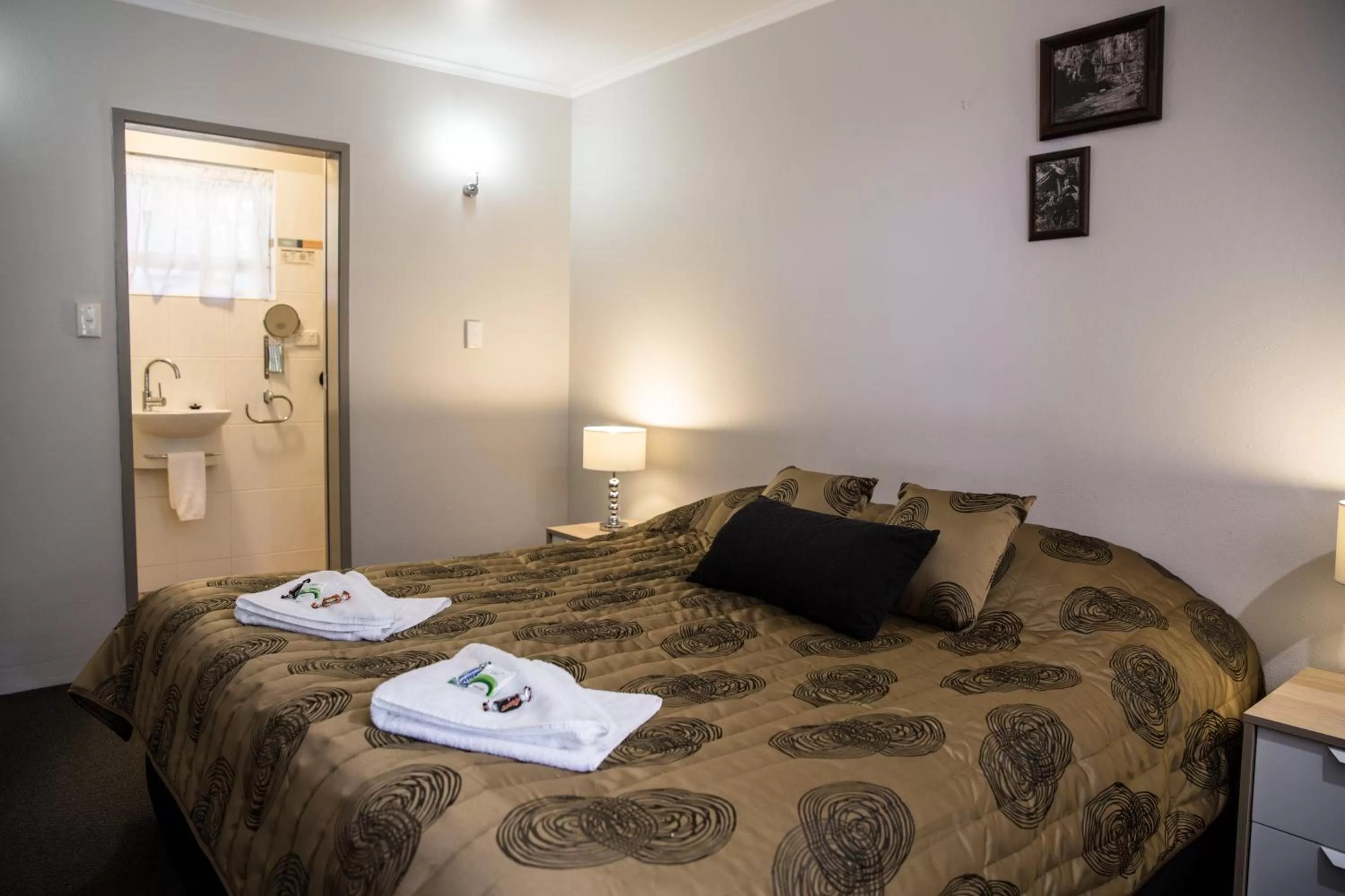 Bed in Tall Trees Motel Mountain Retreat