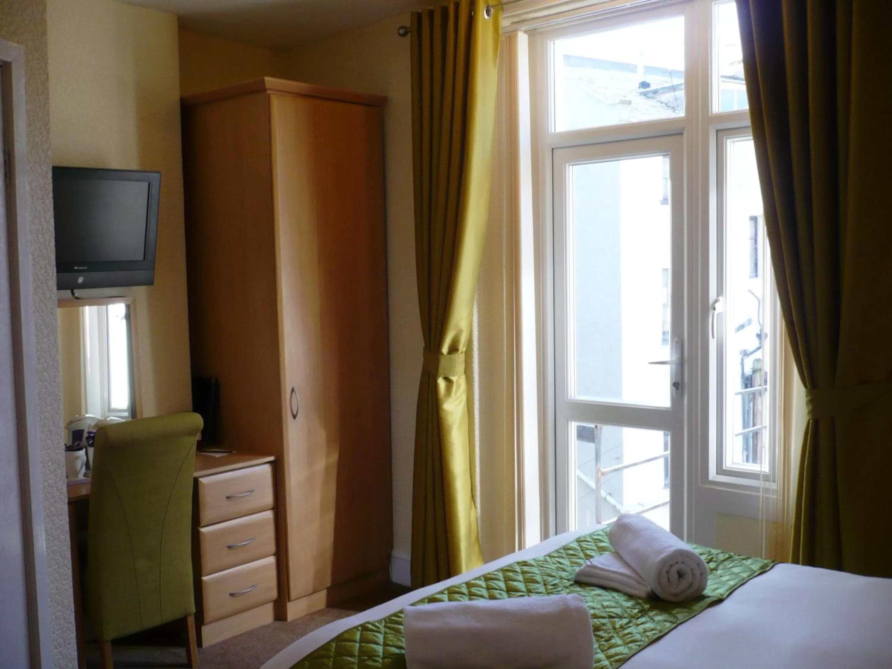 Bedroom, TV/Entertainment Center in Milverton House