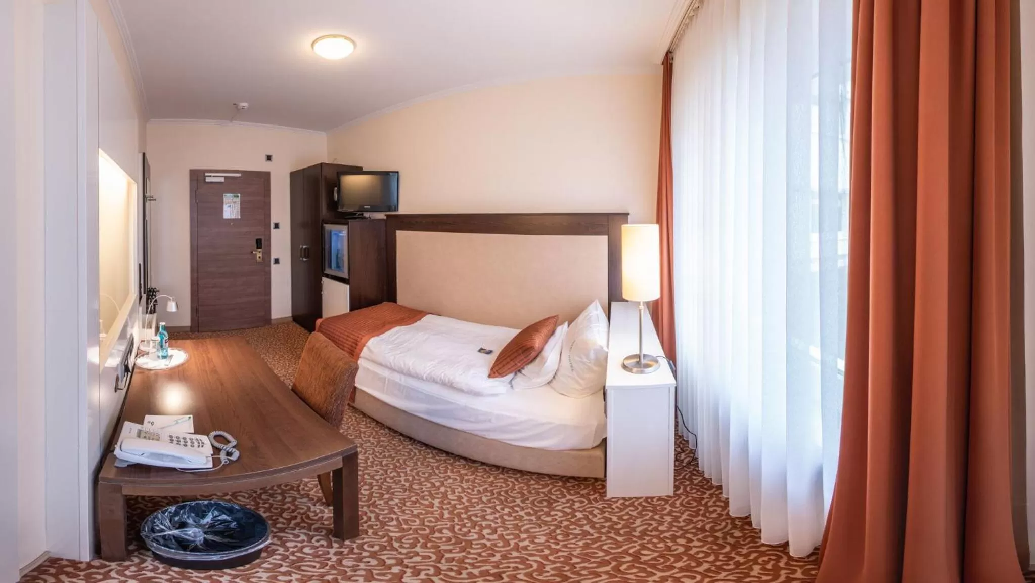 TV and multimedia, Bed in Insel Hotel Bonn - Superior