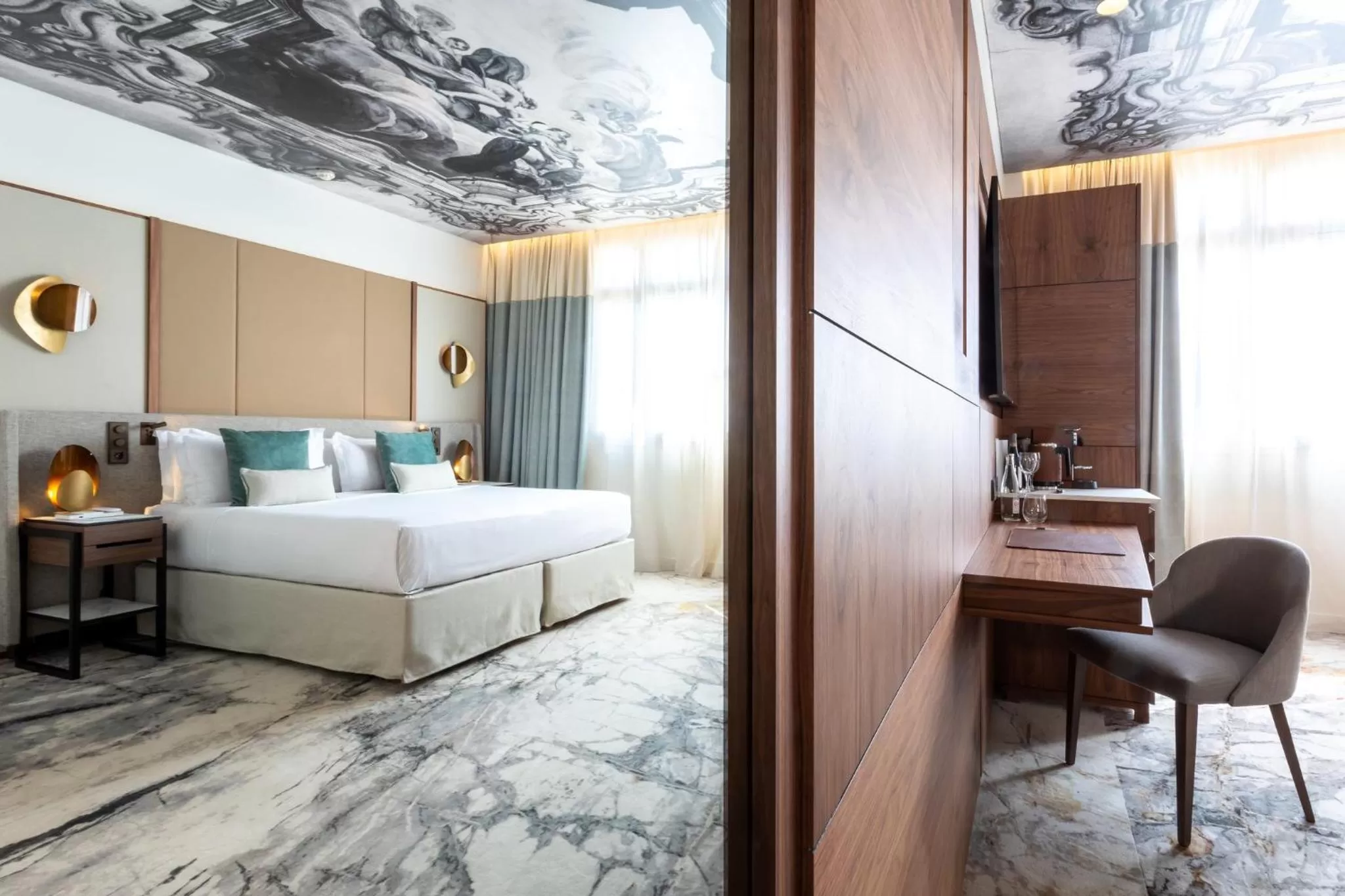 Photo of the whole room, Bed in InterContinental Paris Champs Elysées Etoile by IHG