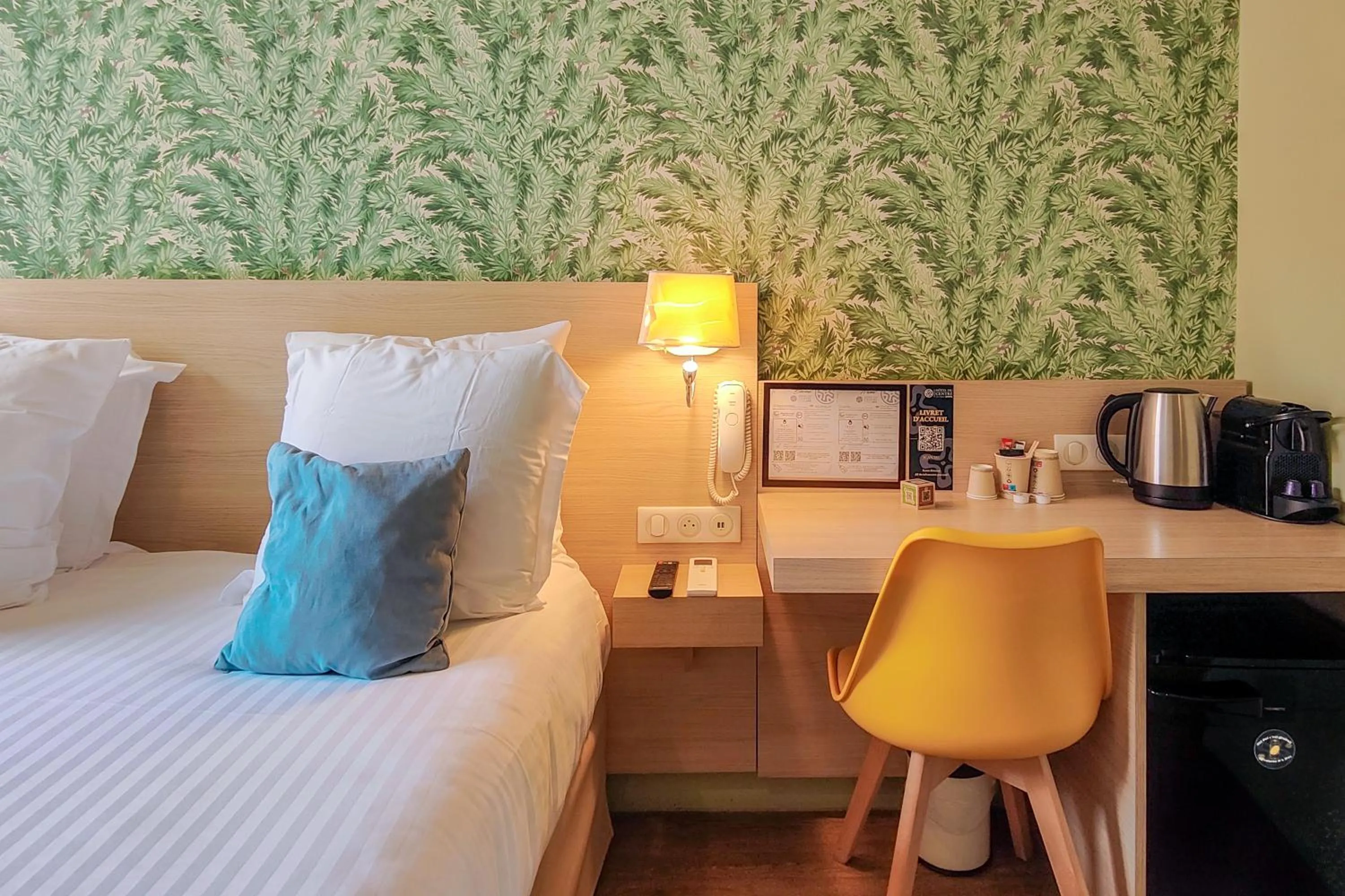 Coffee/tea facilities, Bed in Hôtel Du Centre, un hôtel AMMI