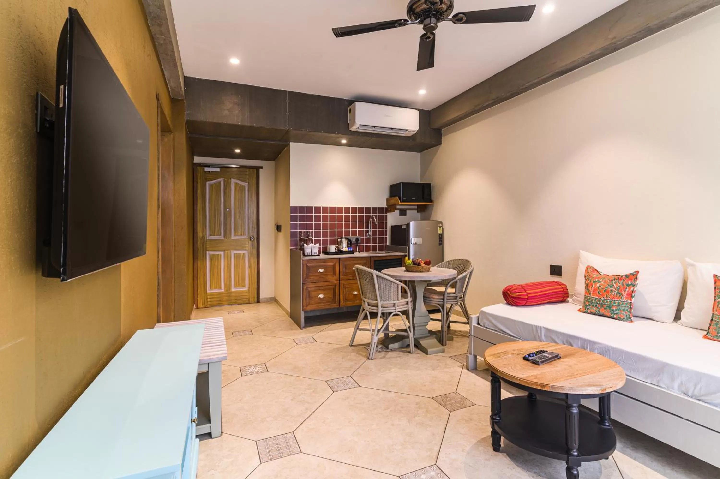 TV and multimedia in Bougainvilla Apartment