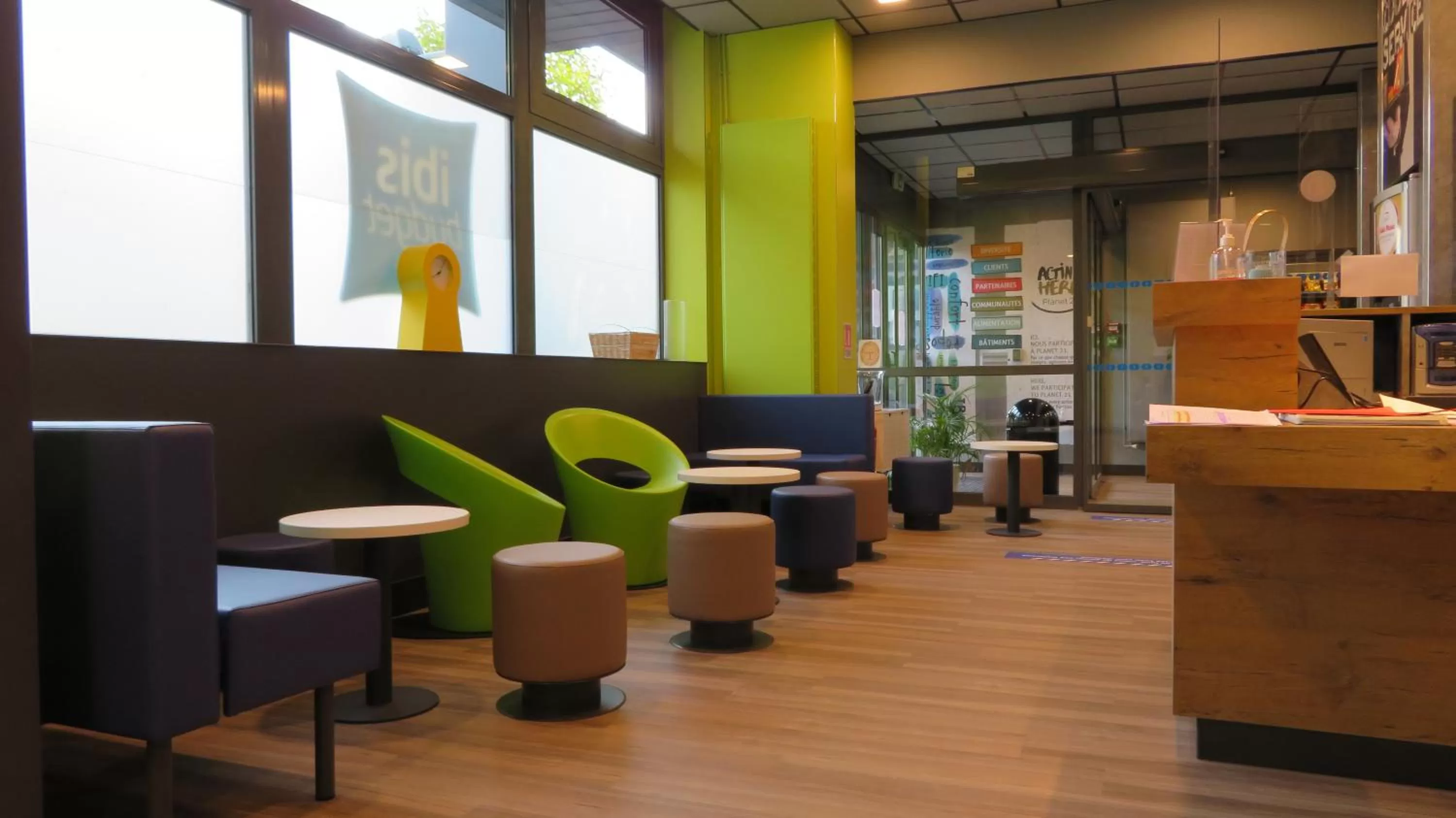 Lobby or reception in ibis budget Tours Centre Gare et congrès