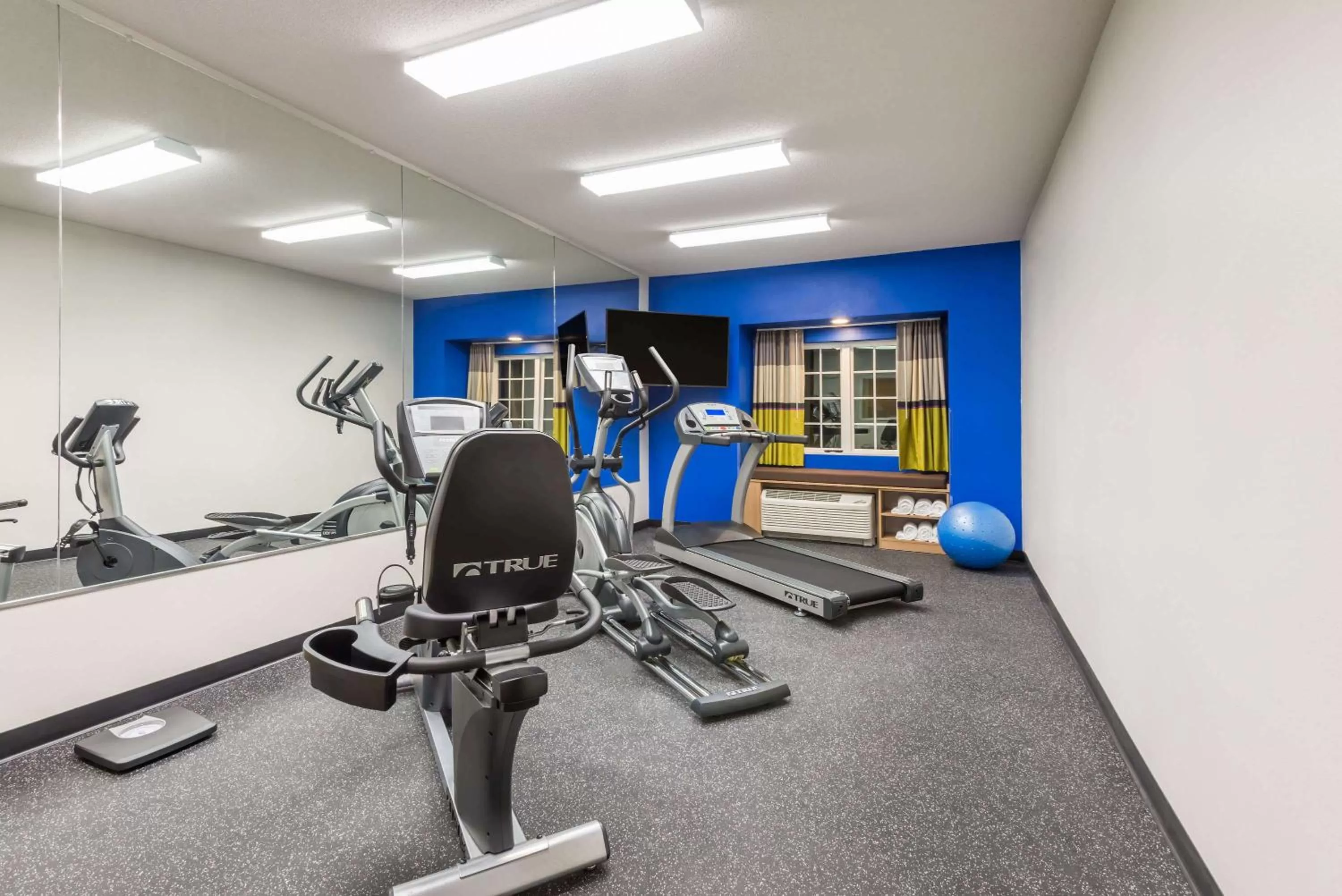 Fitness centre/facilities in Microtel Inn & Suites by Wyndham New Martinsville