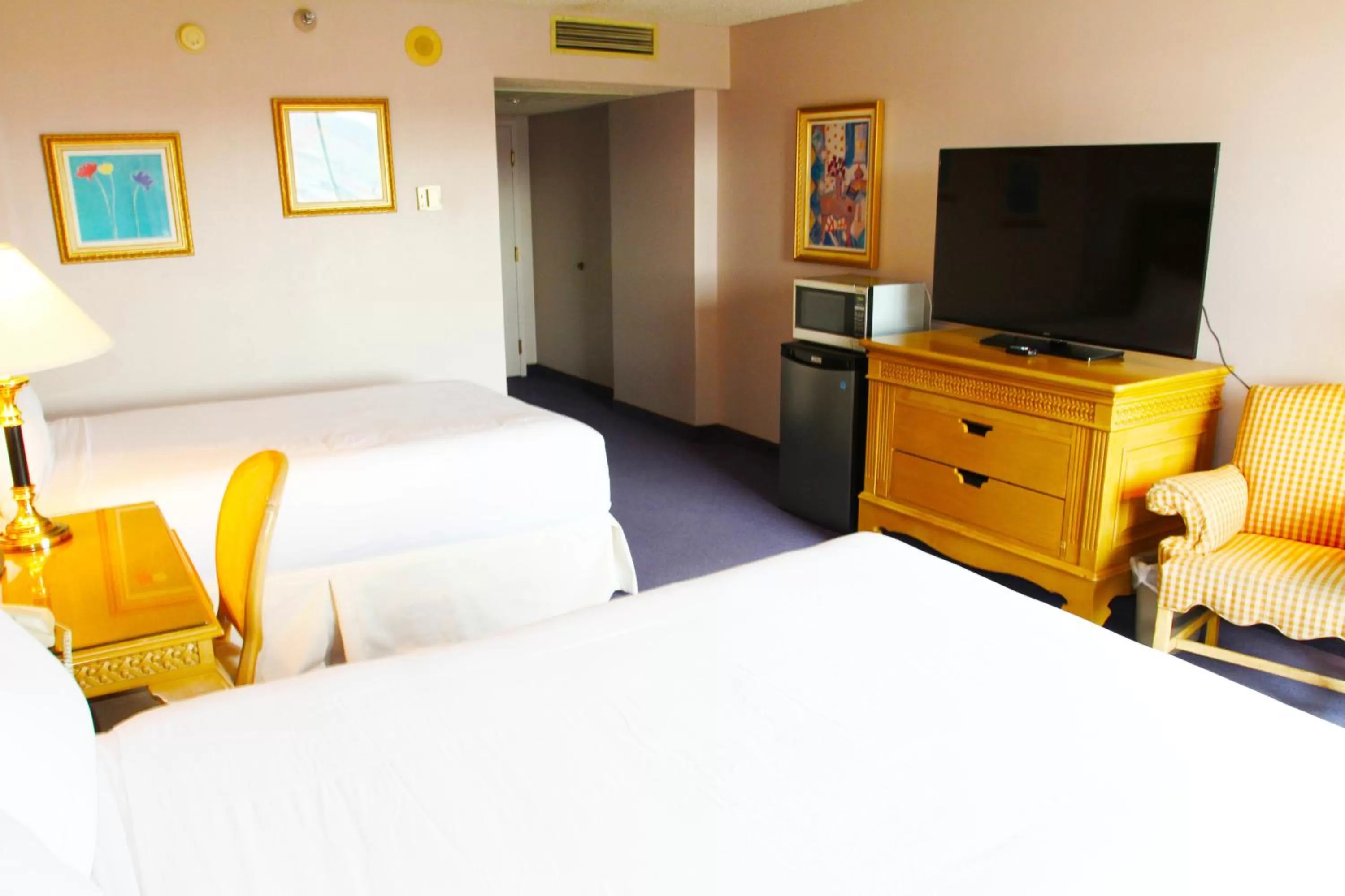 Bedroom, Bed in Laughlin River Lodge