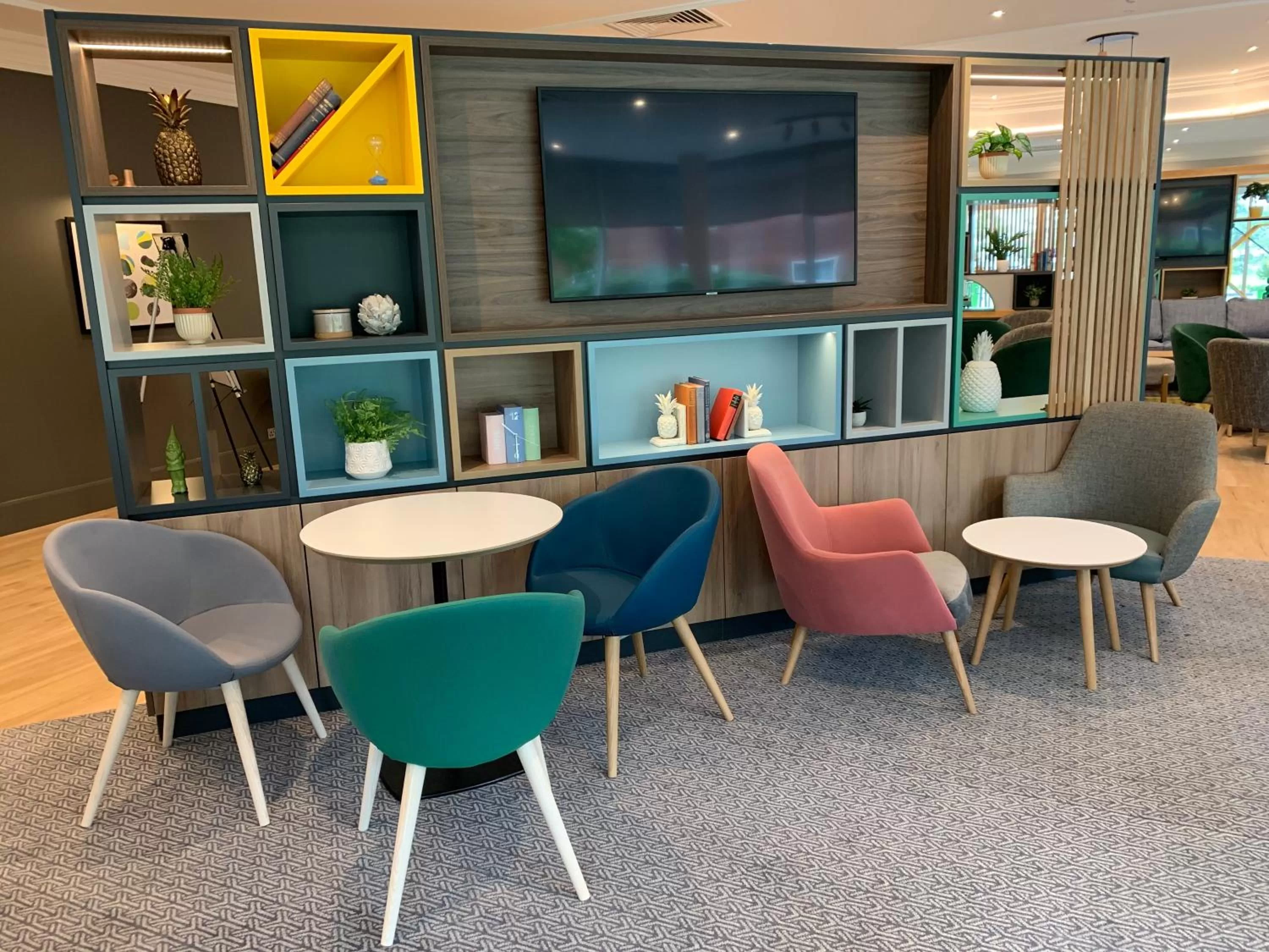 Lounge or bar in Holiday Inn Aylesbury by IHG