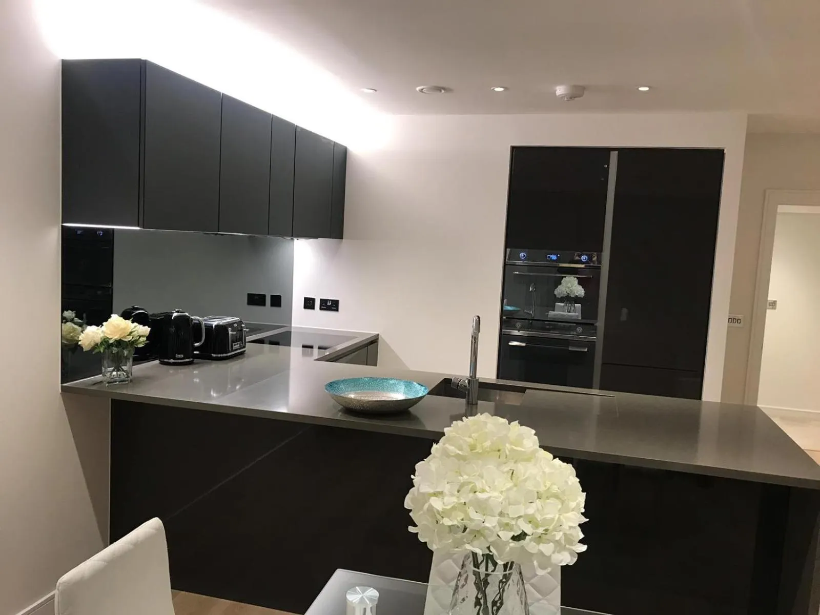 Dining area, Kitchen/Kitchenette in Kew Bridge Apartments