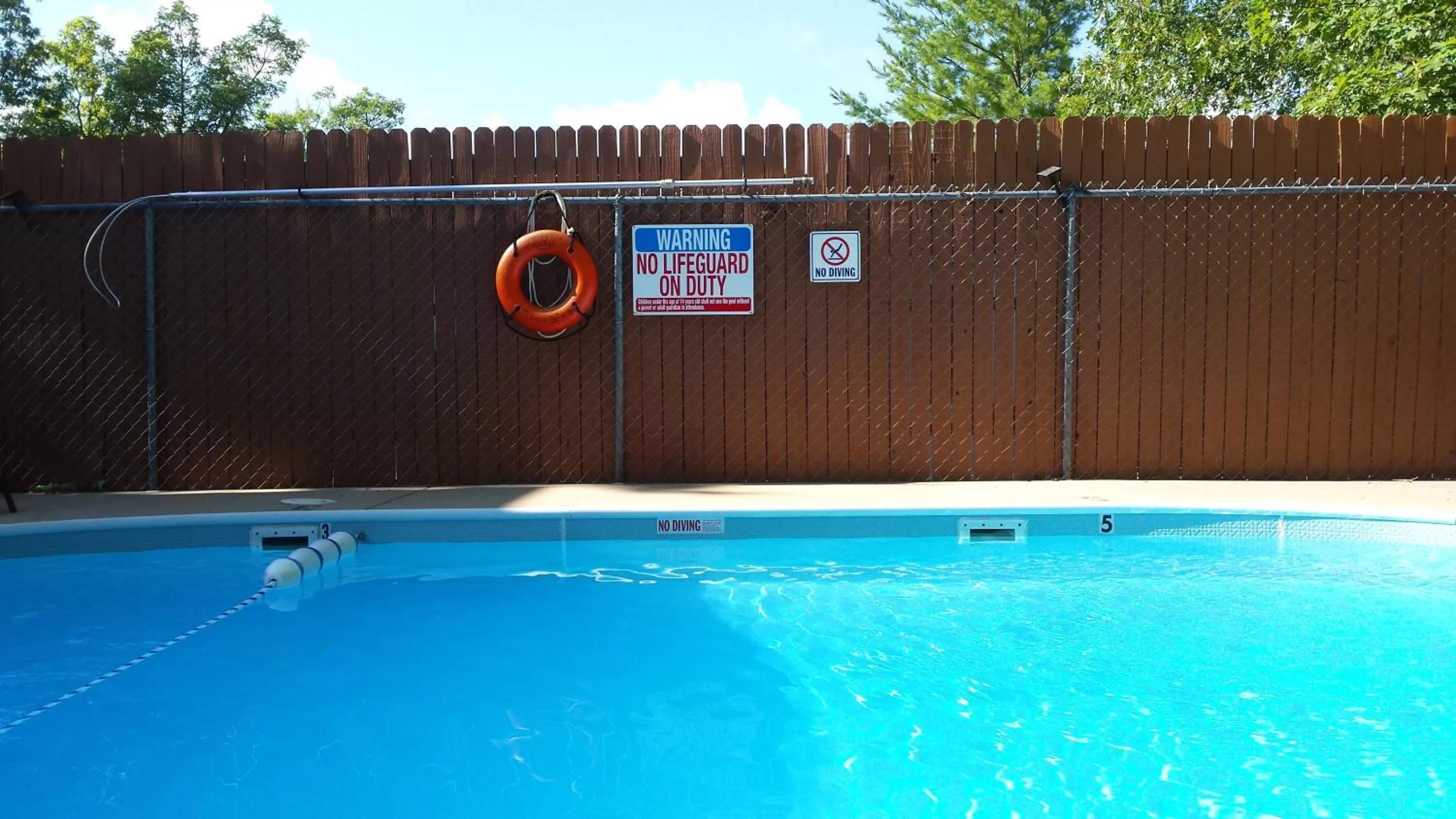 Swimming pool in Shady Acre Inn and Suites
