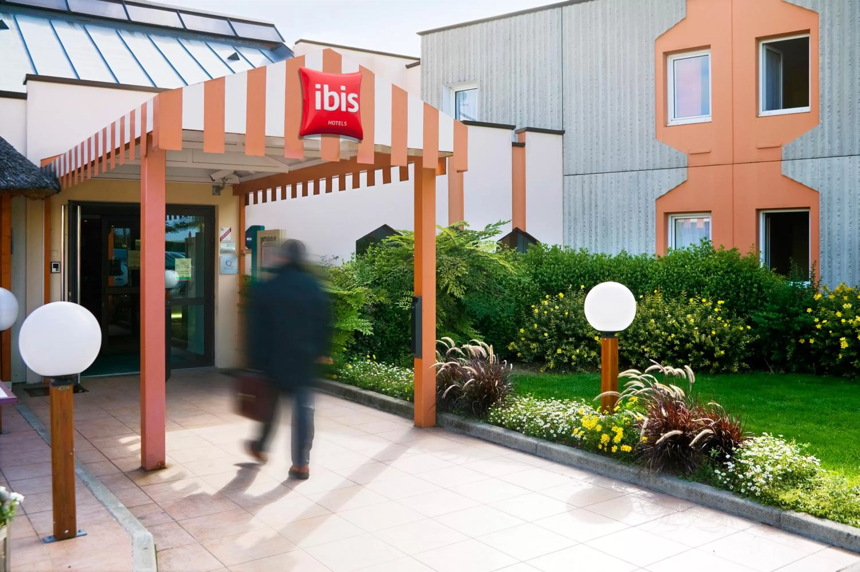 Facade/entrance in ibis Reims Tinqueux
