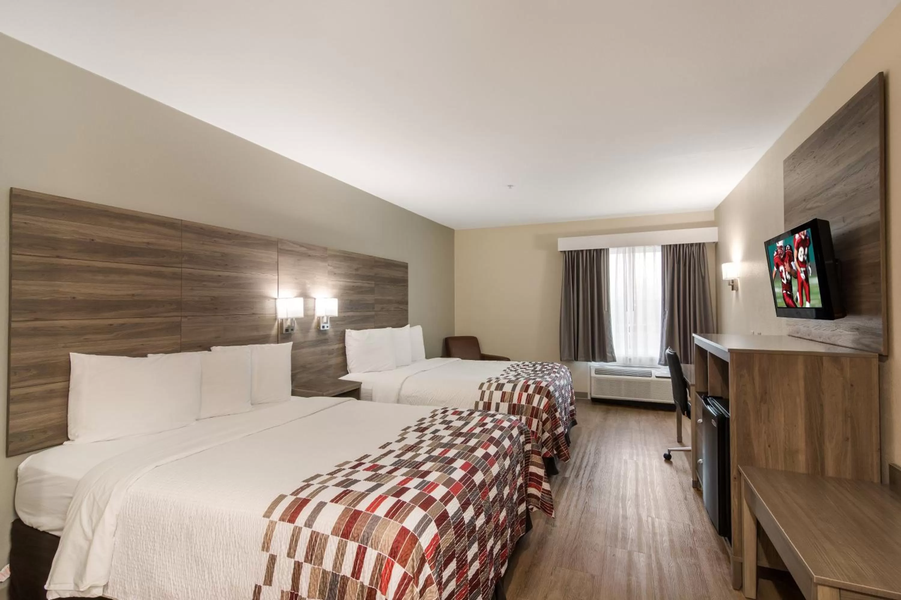 Photo of the whole room, Bed in Red Roof Inn Panama City