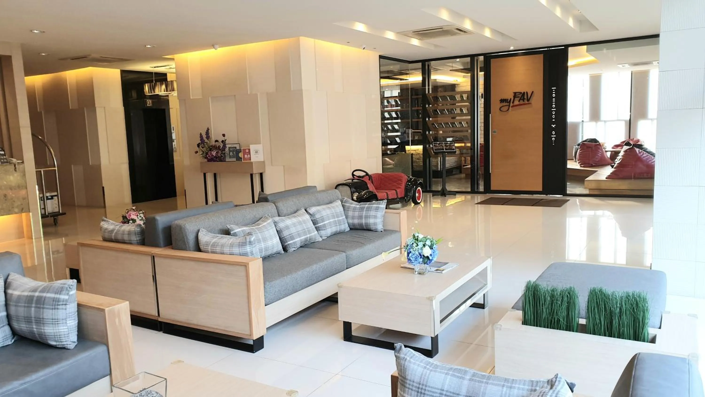 Facade/entrance in Parinda Hotel