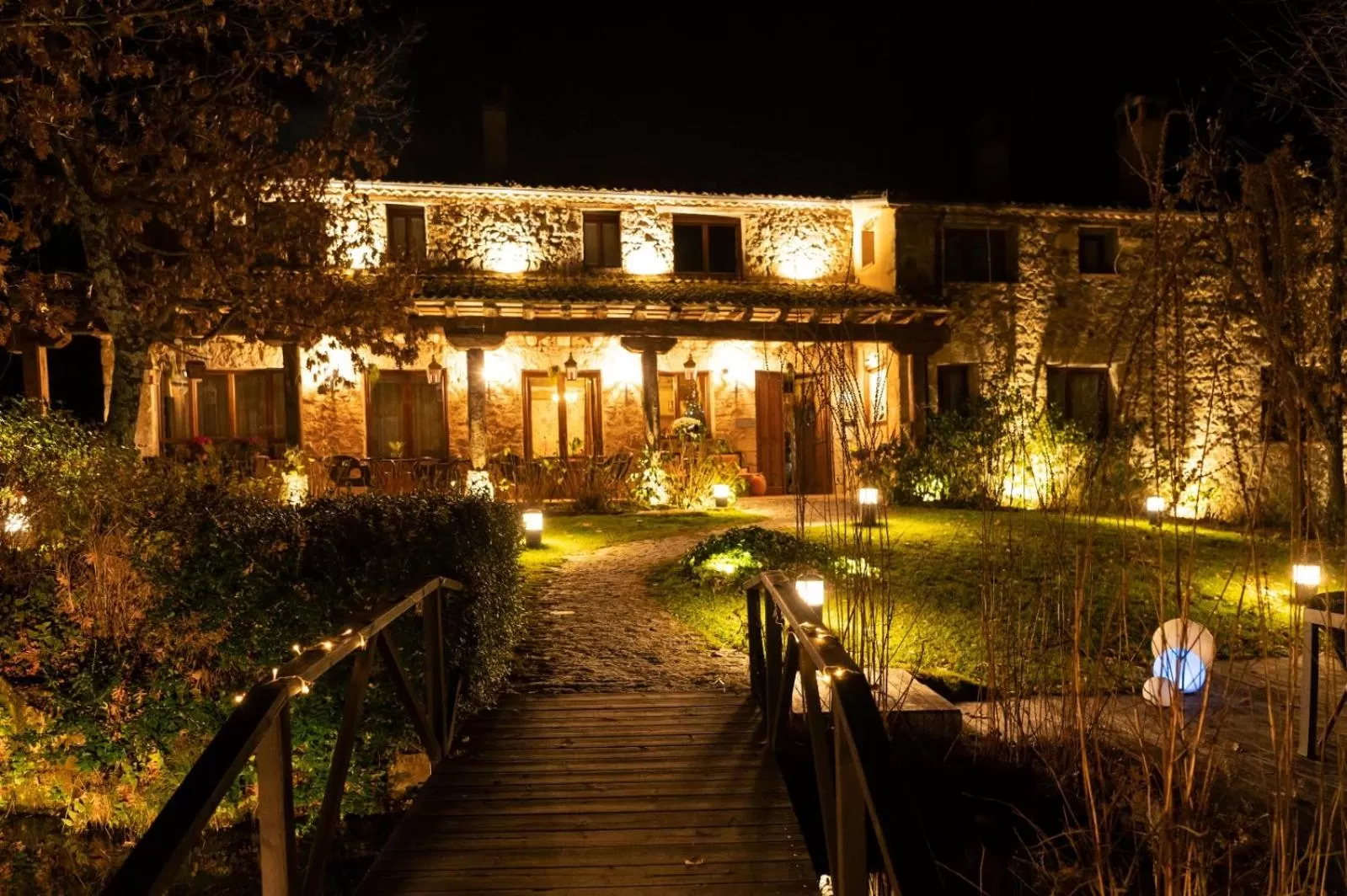 Night, Property Building in Posada Restaurante Fuenteplateada