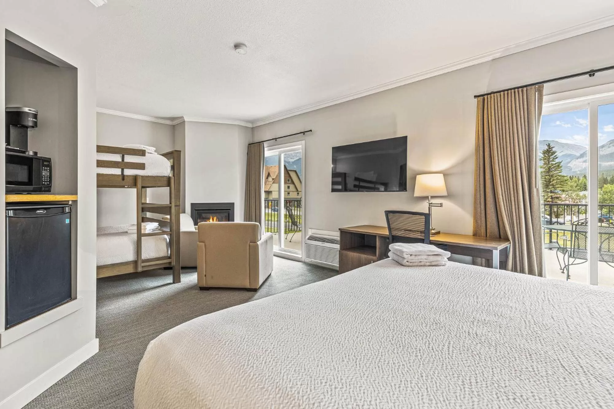 Bedroom, Bed in Northwinds Hotel Canmore