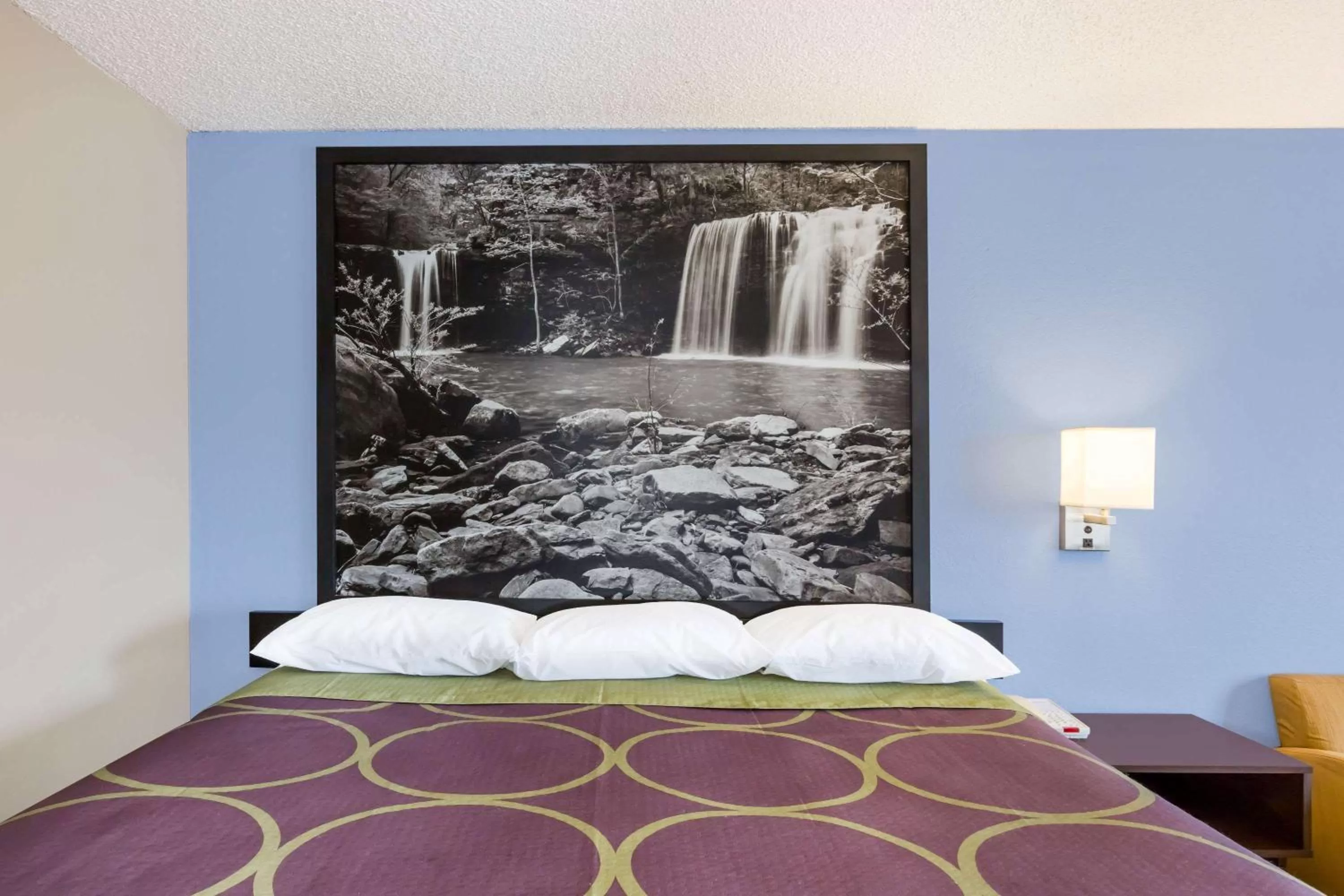 Photo of the whole room, Bed in Super 8 by Wyndham Jonesboro