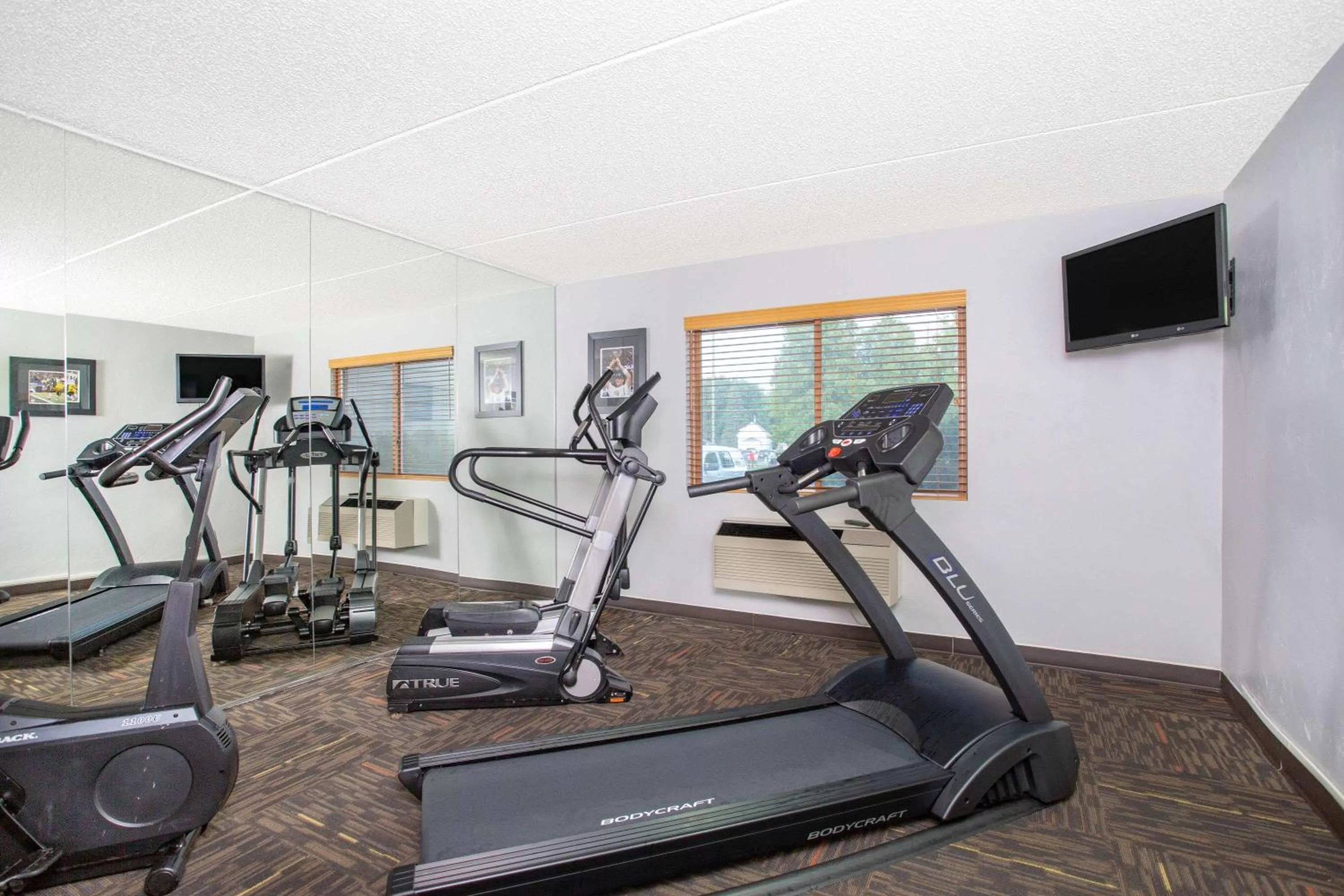 Fitness centre/facilities in AmericInn by Wyndham Green Bay West