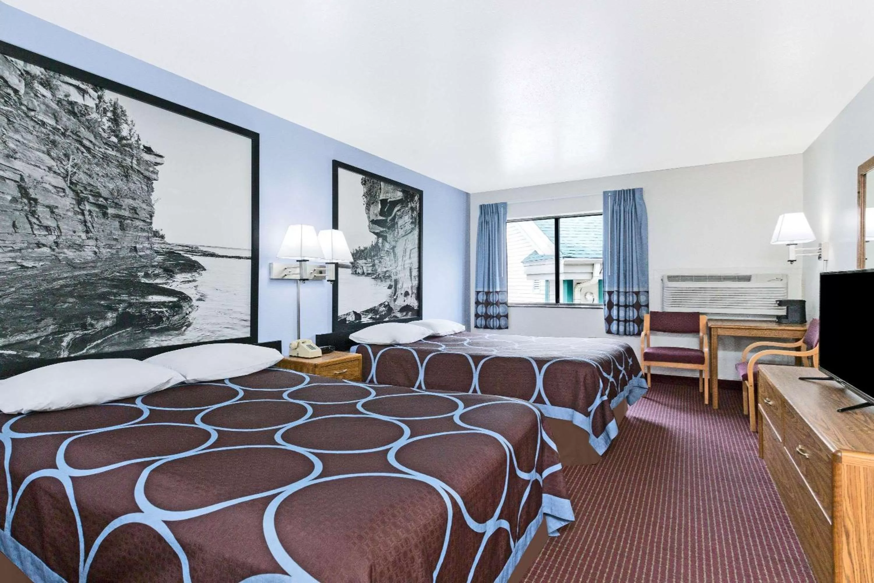 Photo of the whole room, Bed in Super 8 by Wyndham Wisconsin Dells