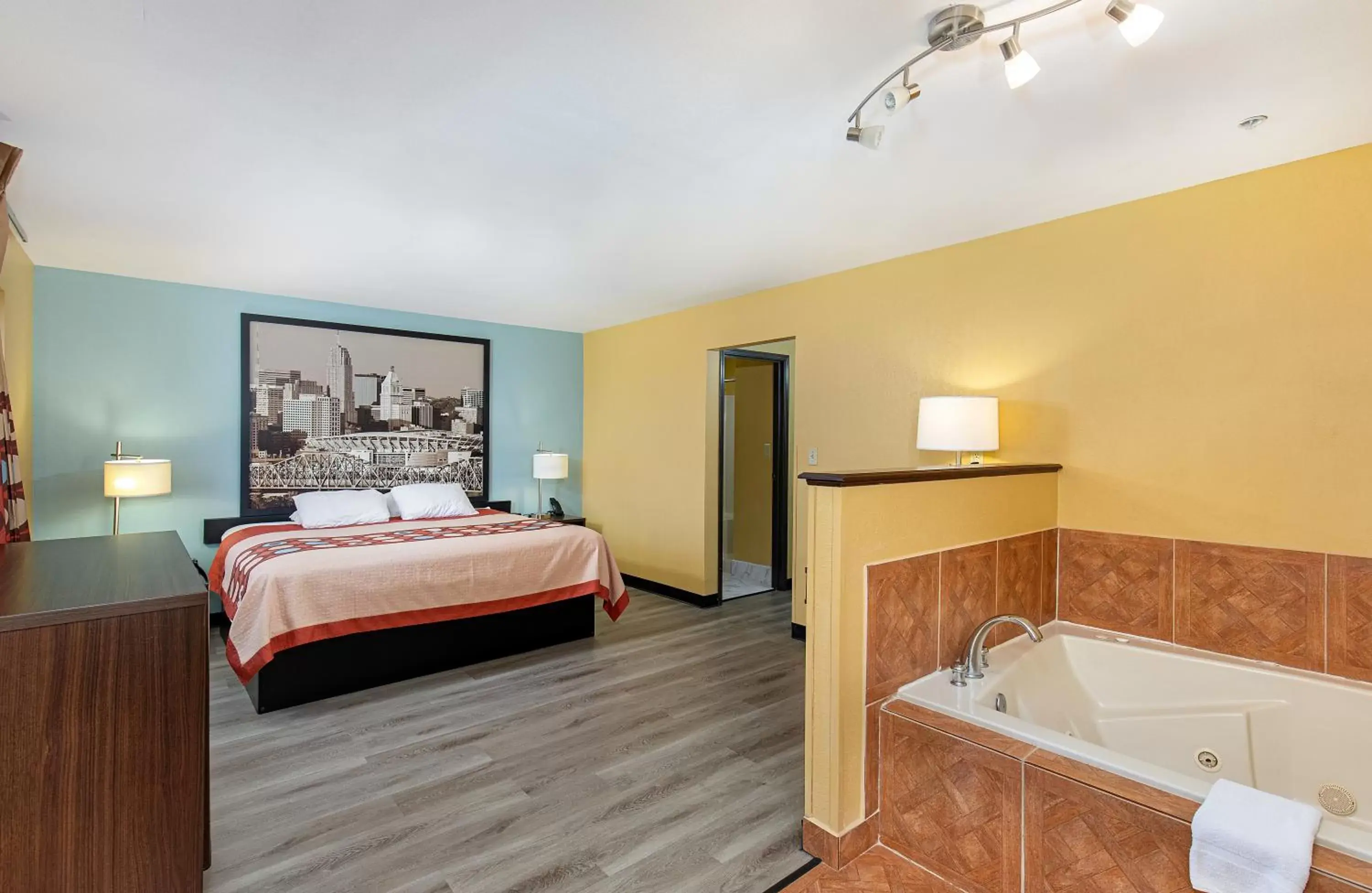 King Suite with Spa Bath - Non-Smoking in Super 8 by Wyndham Eddyville/Kuttawa King Suite with Spa Bath - Non-Smoking in Super 8 by Wyndham Eddyville/Kuttawa