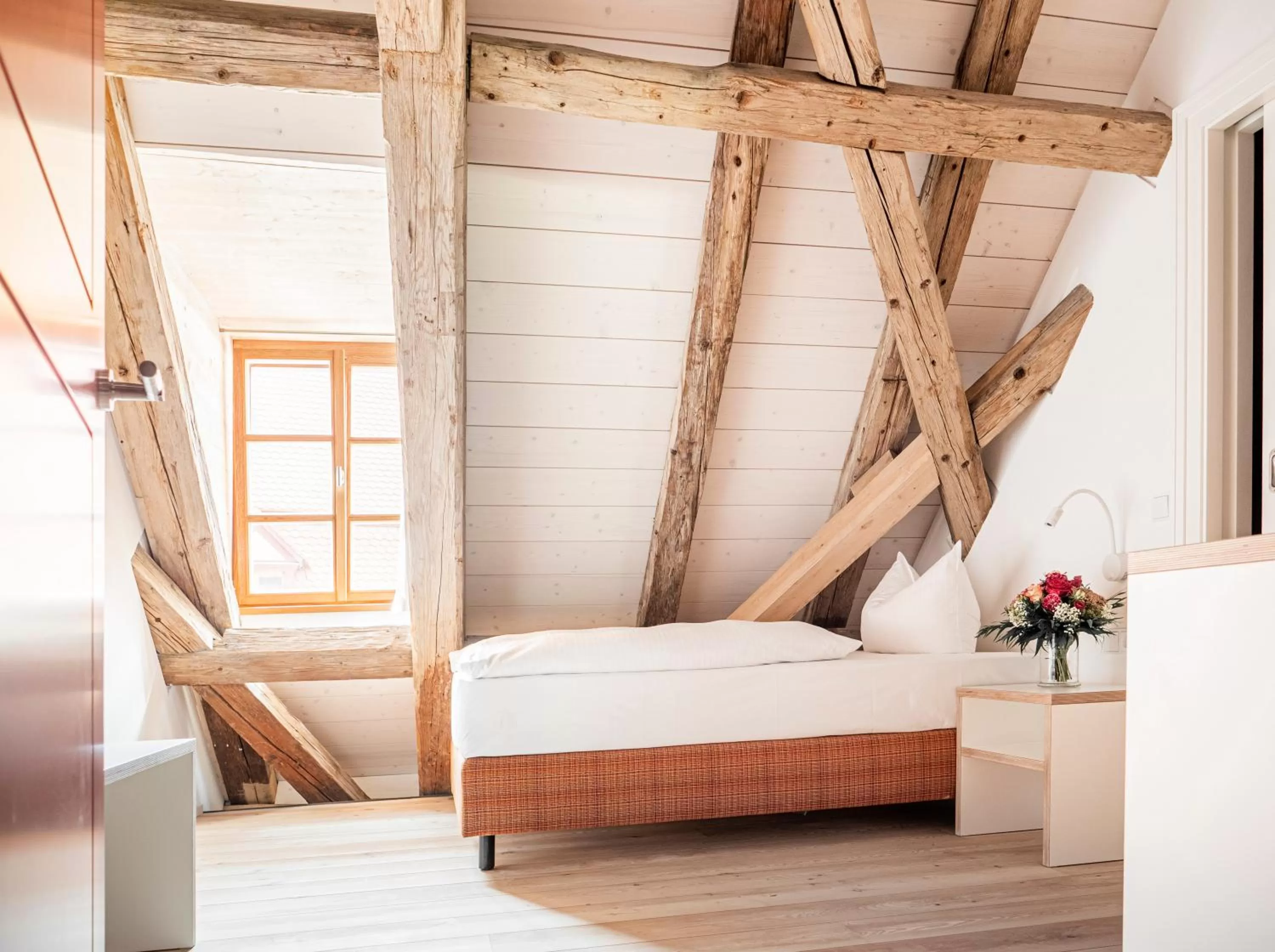 Photo of the whole room, Bed in Post Berching