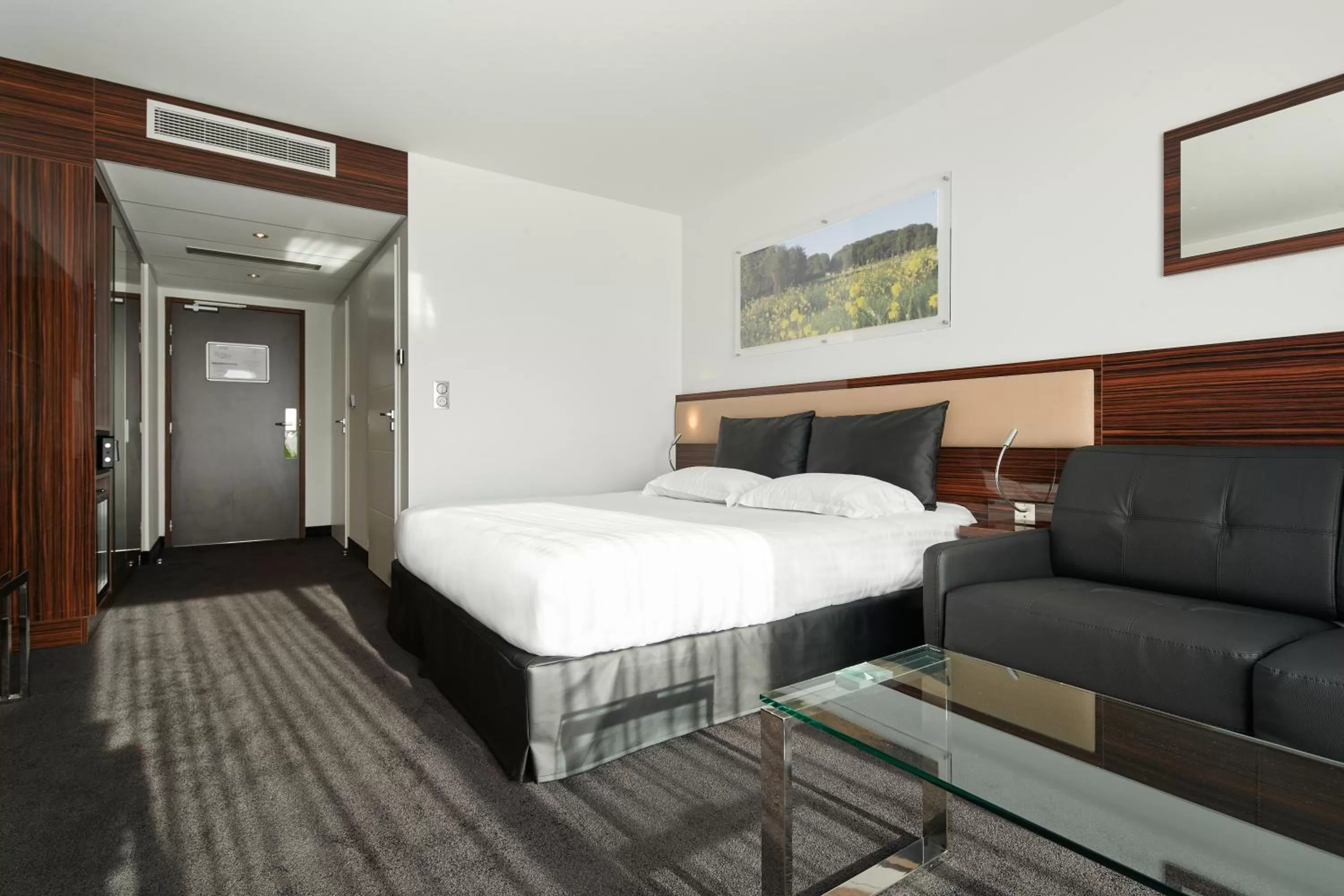 Photo of the whole room, Bed in Westotel Tours Val de Loire