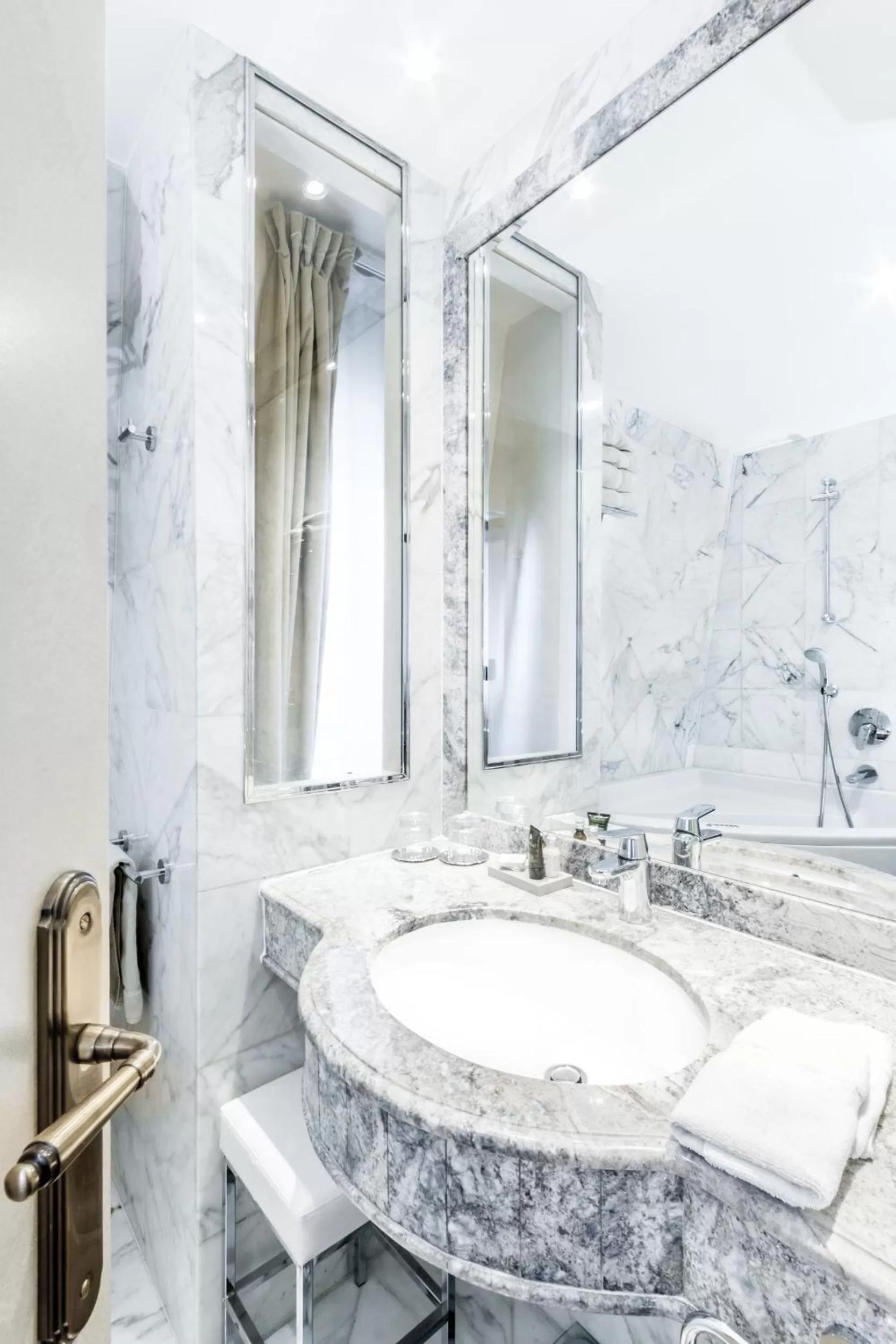 Bathroom in Eiffel Trocadéro