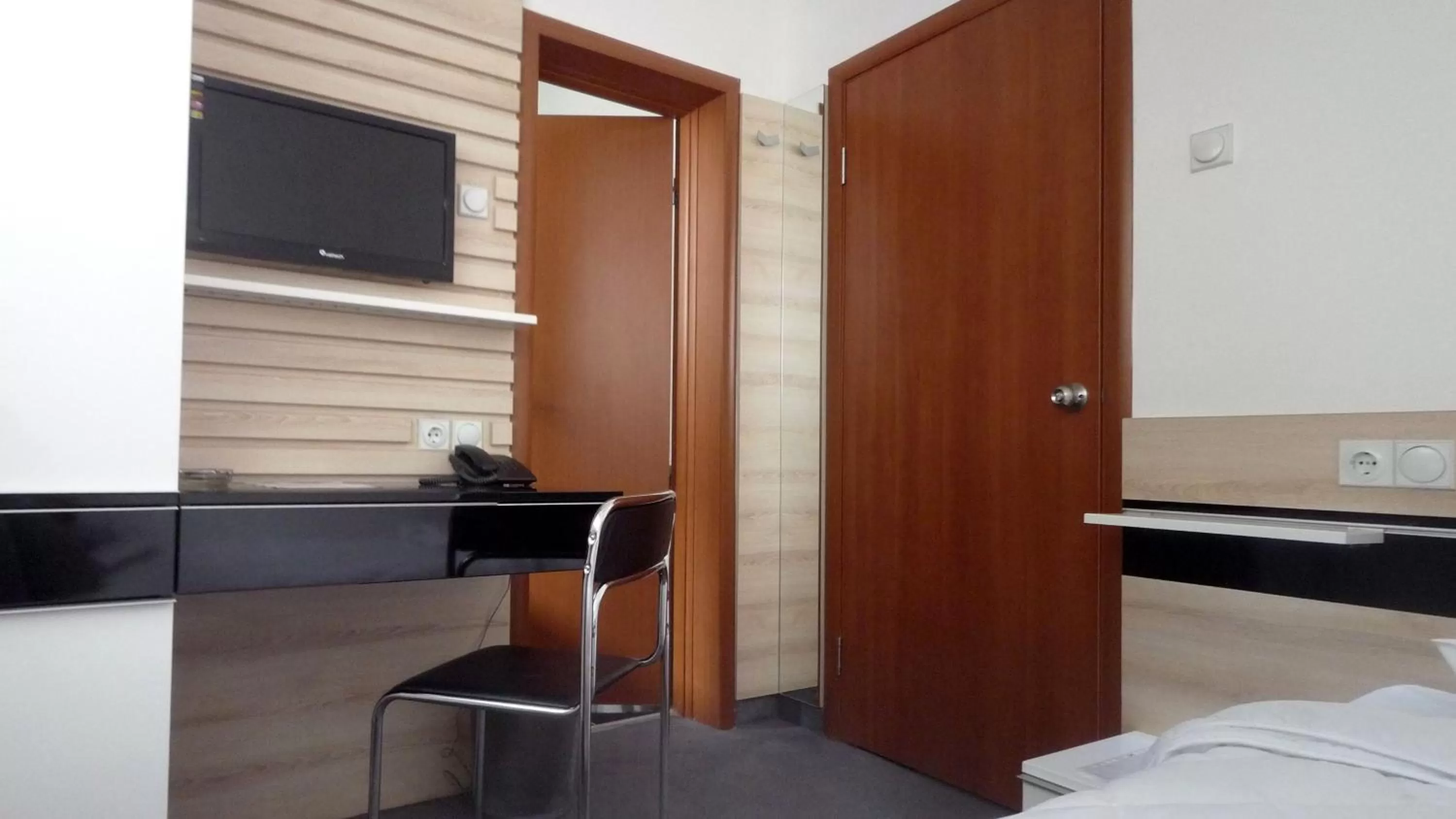 Seating area, Bed in Garni Hotel Consul