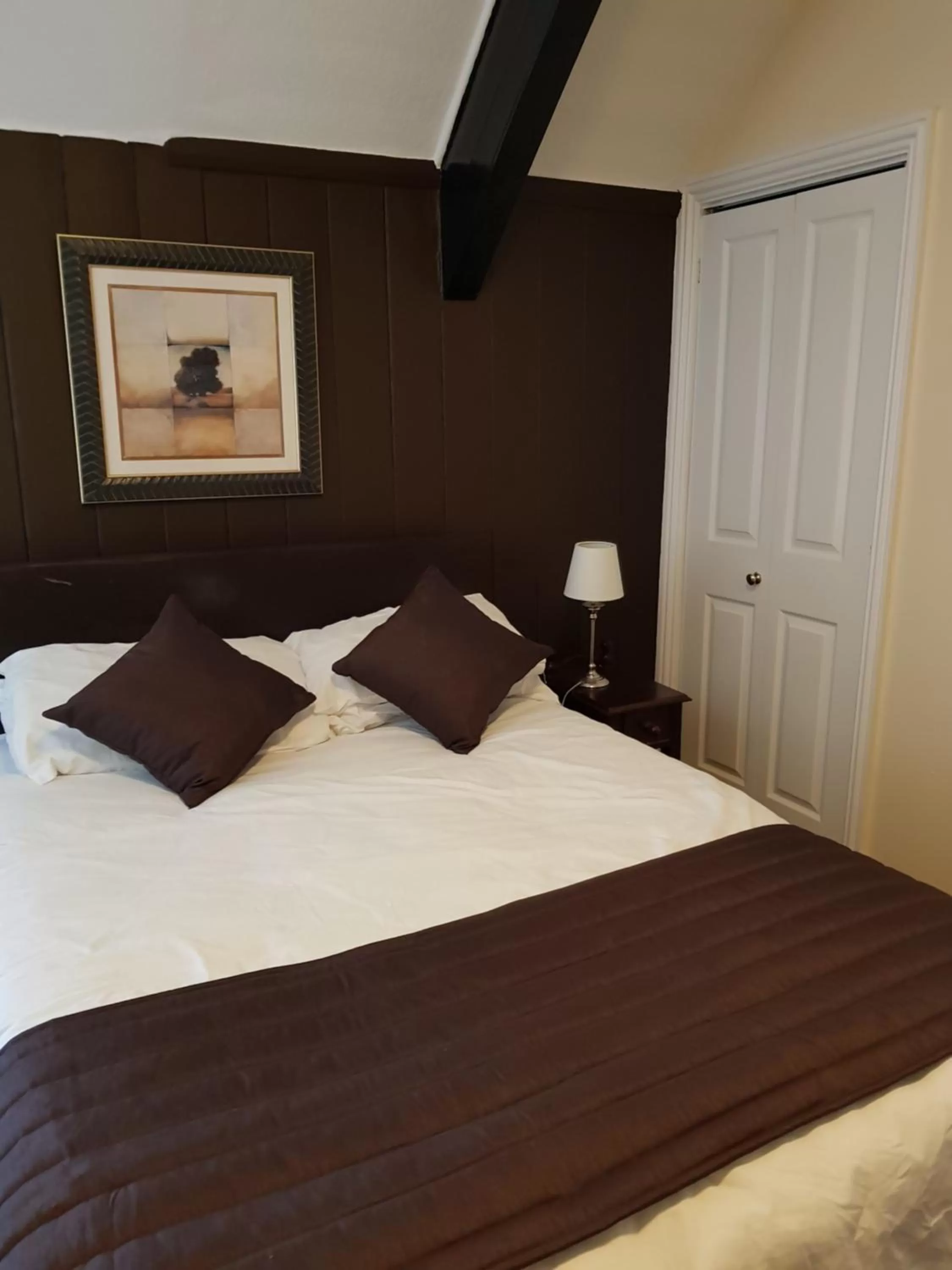 Bed in Old George Hotel