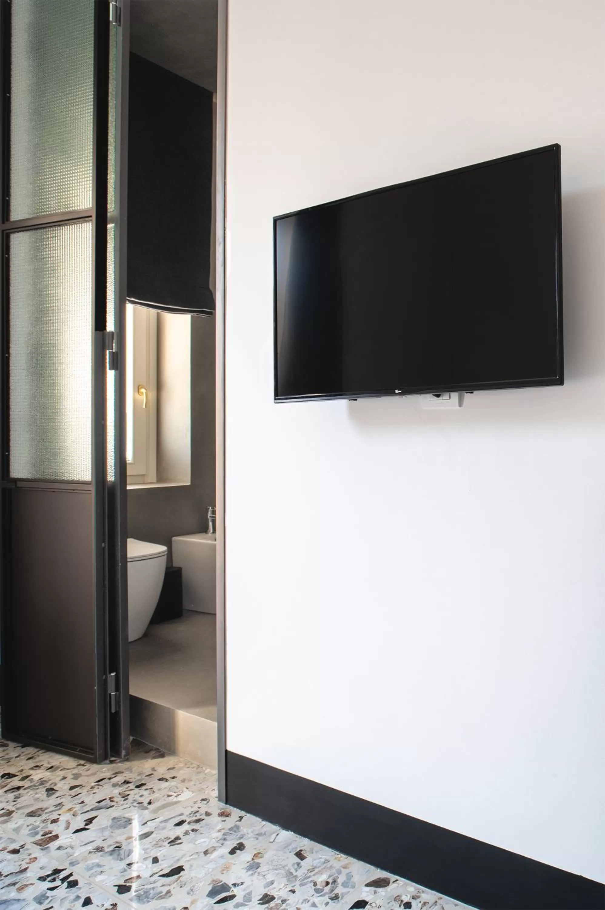 TV and multimedia, TV/Entertainment Center in Ortigia's gate