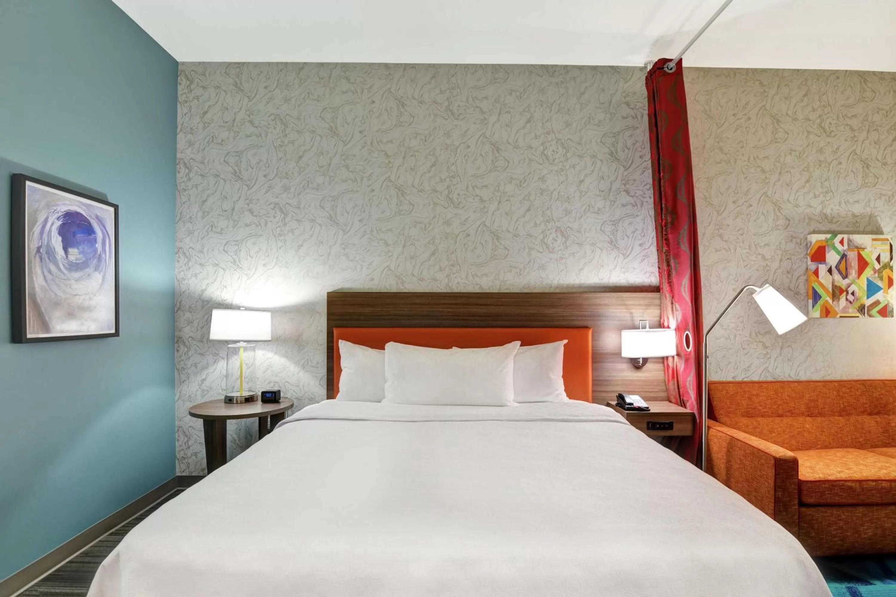 Living room, Bed in Home2 Suites By Hilton Dayton Vandalia