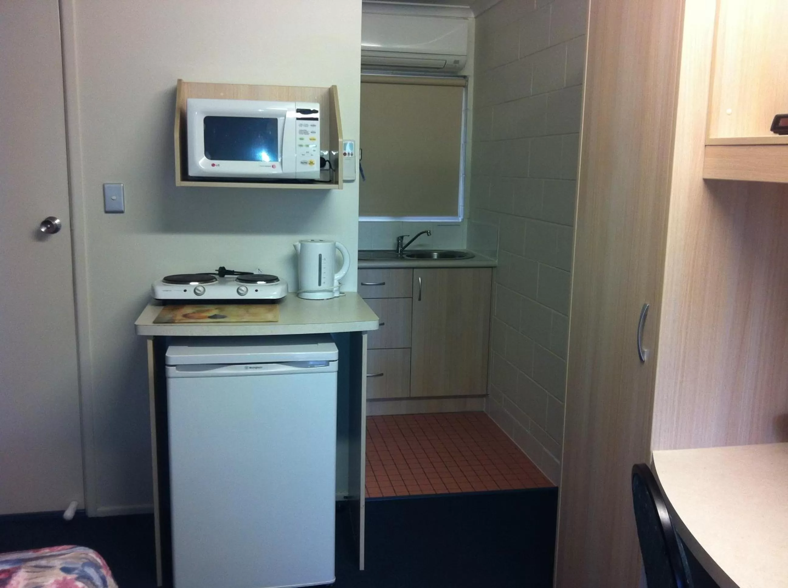 Kitchen or kitchenette in Mango Tree Motel