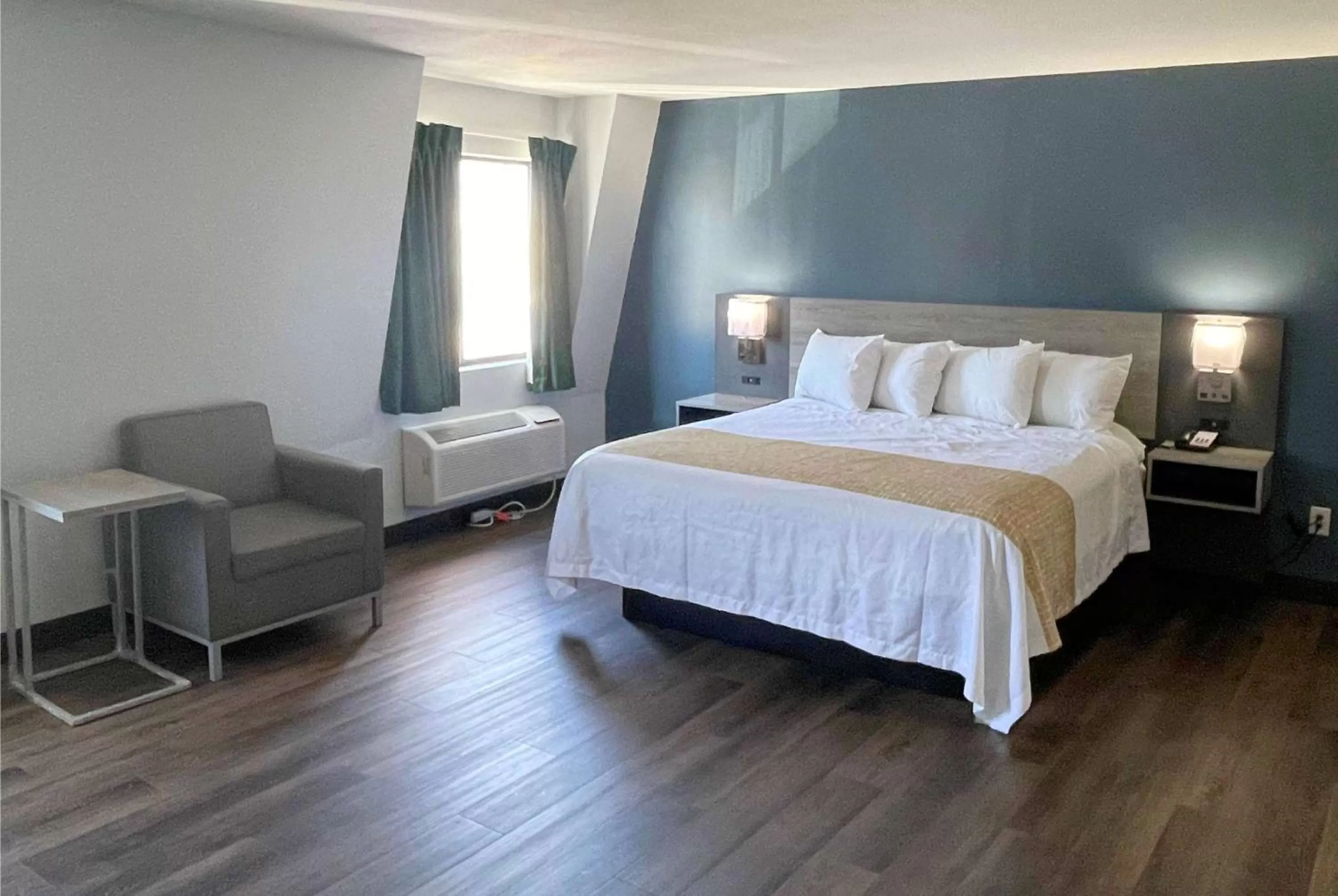 Photo of the whole room, Bed in Travelodge by Wyndham Pigeon Forge Dollywood Lane