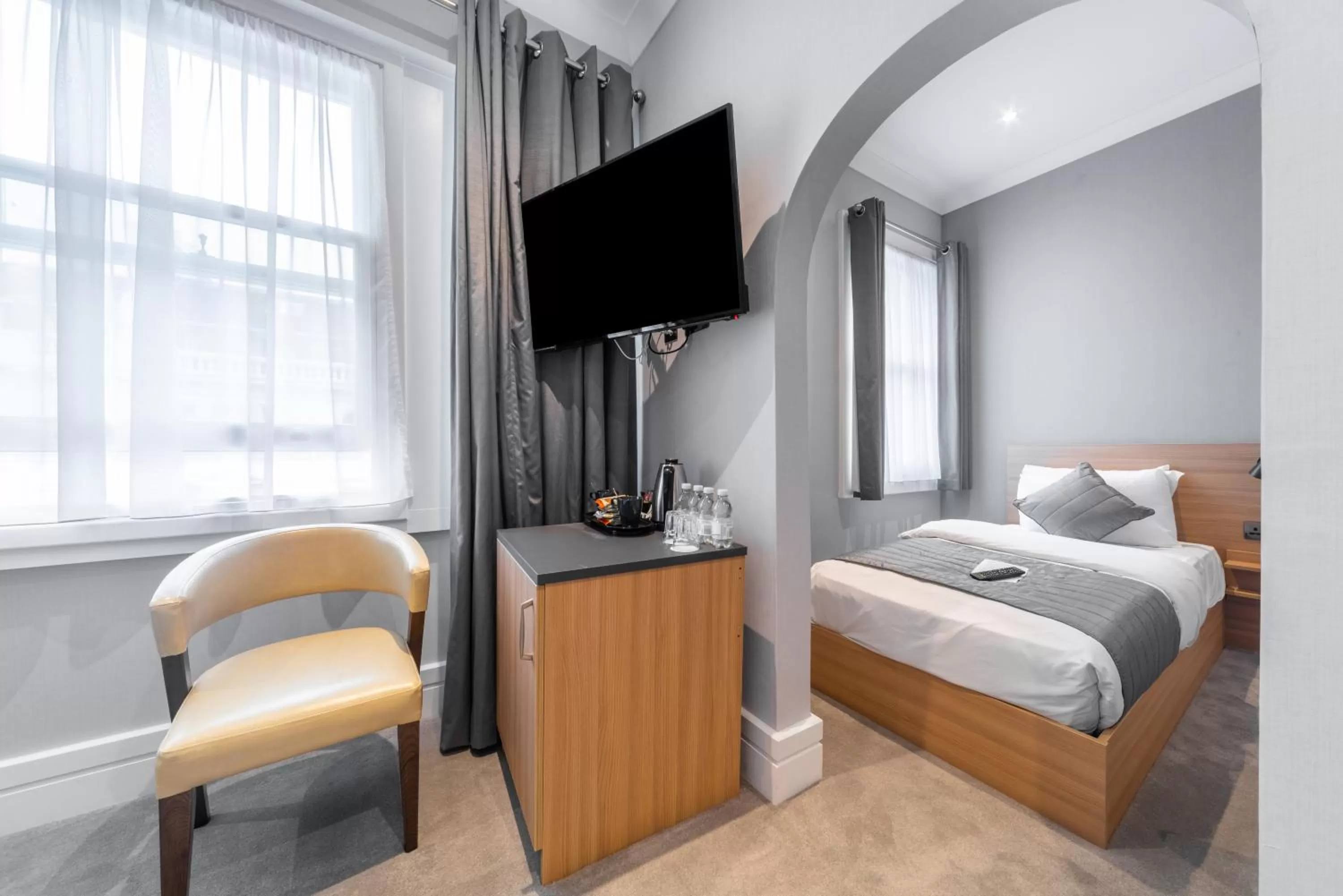 Bedroom, Bed in Gainsborough Hotel