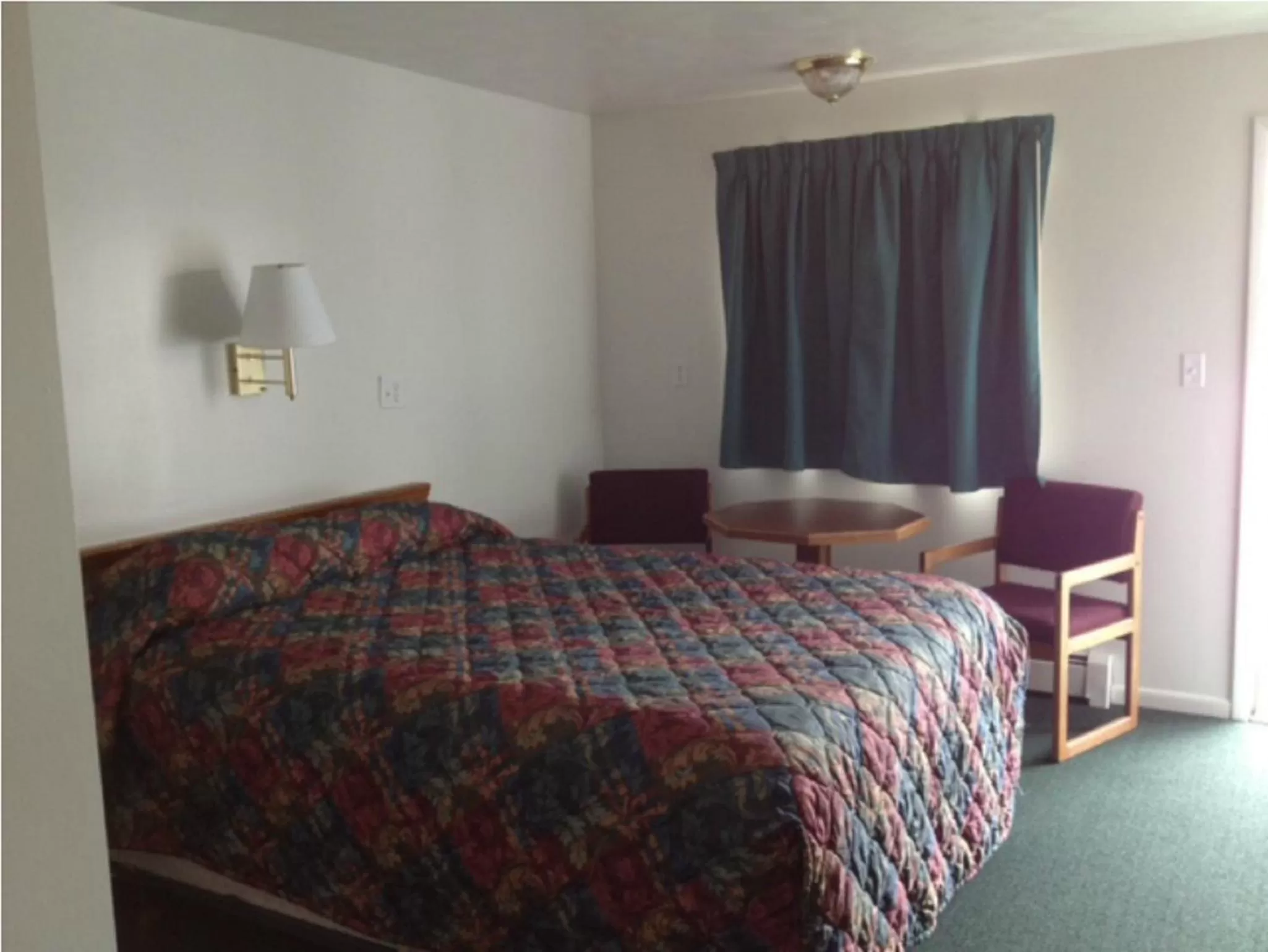 Bed in Town House Motel