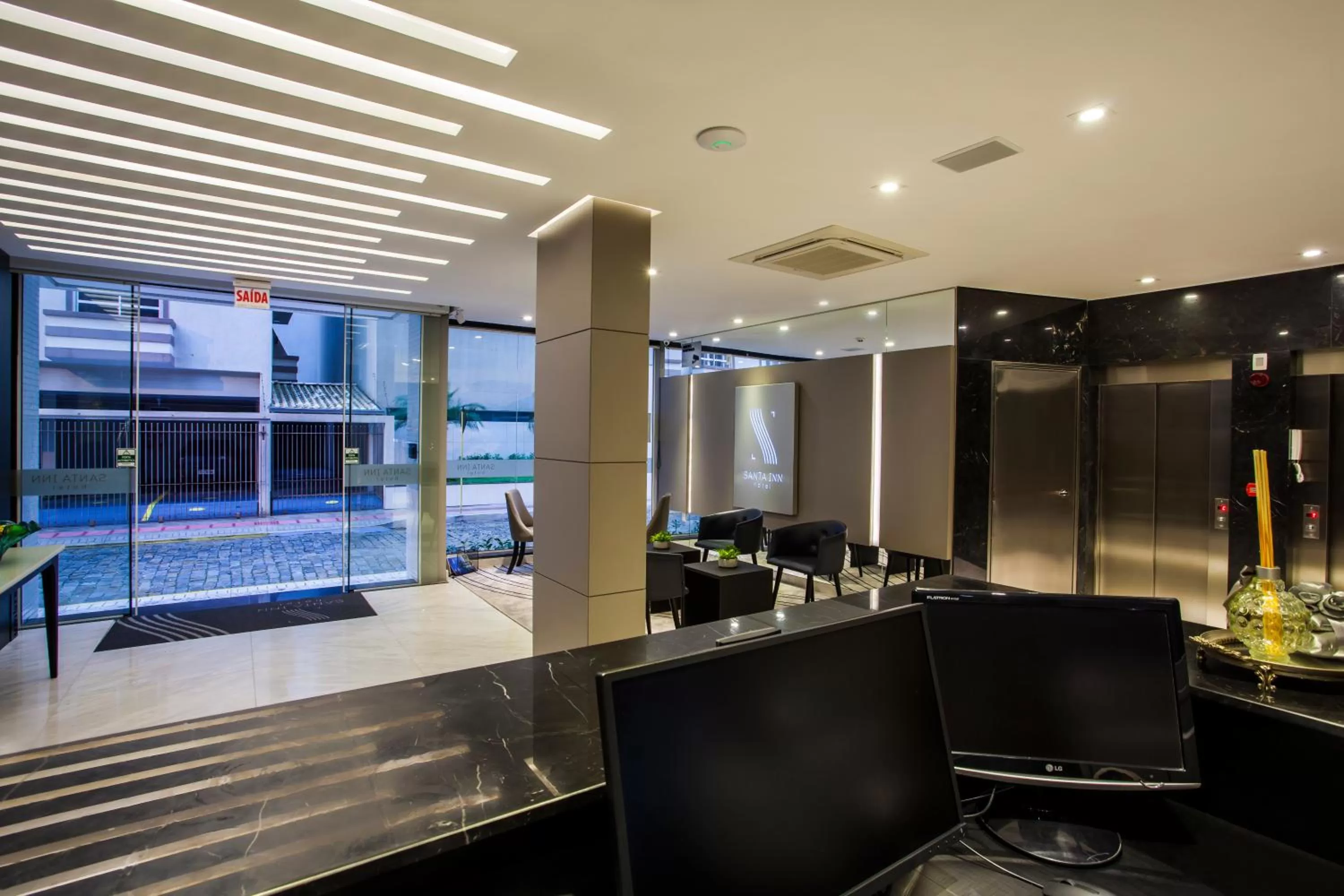 Lobby or reception in Santa Inn Hotel