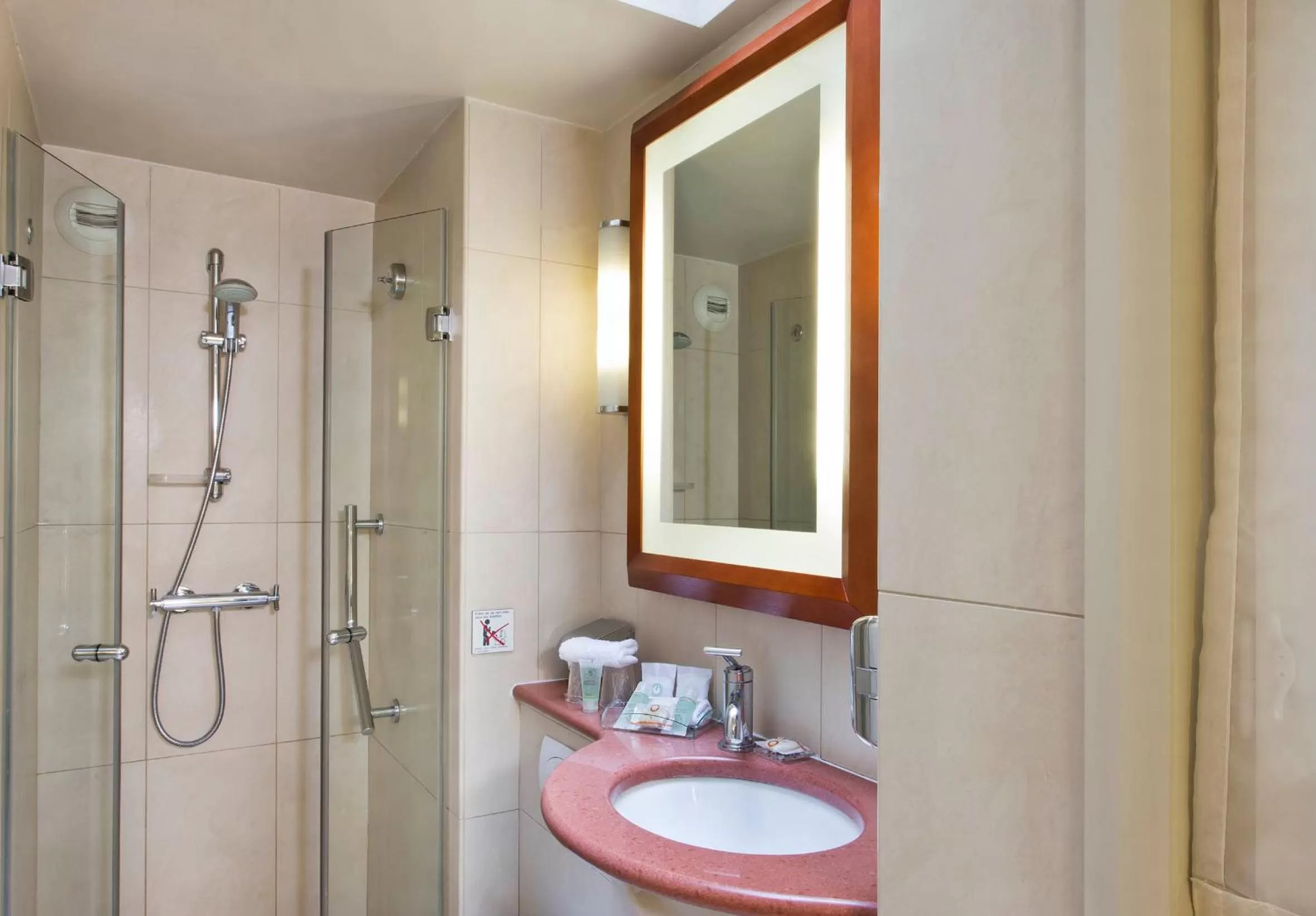 Bathroom in Hôtel Paris Louvre Opéra