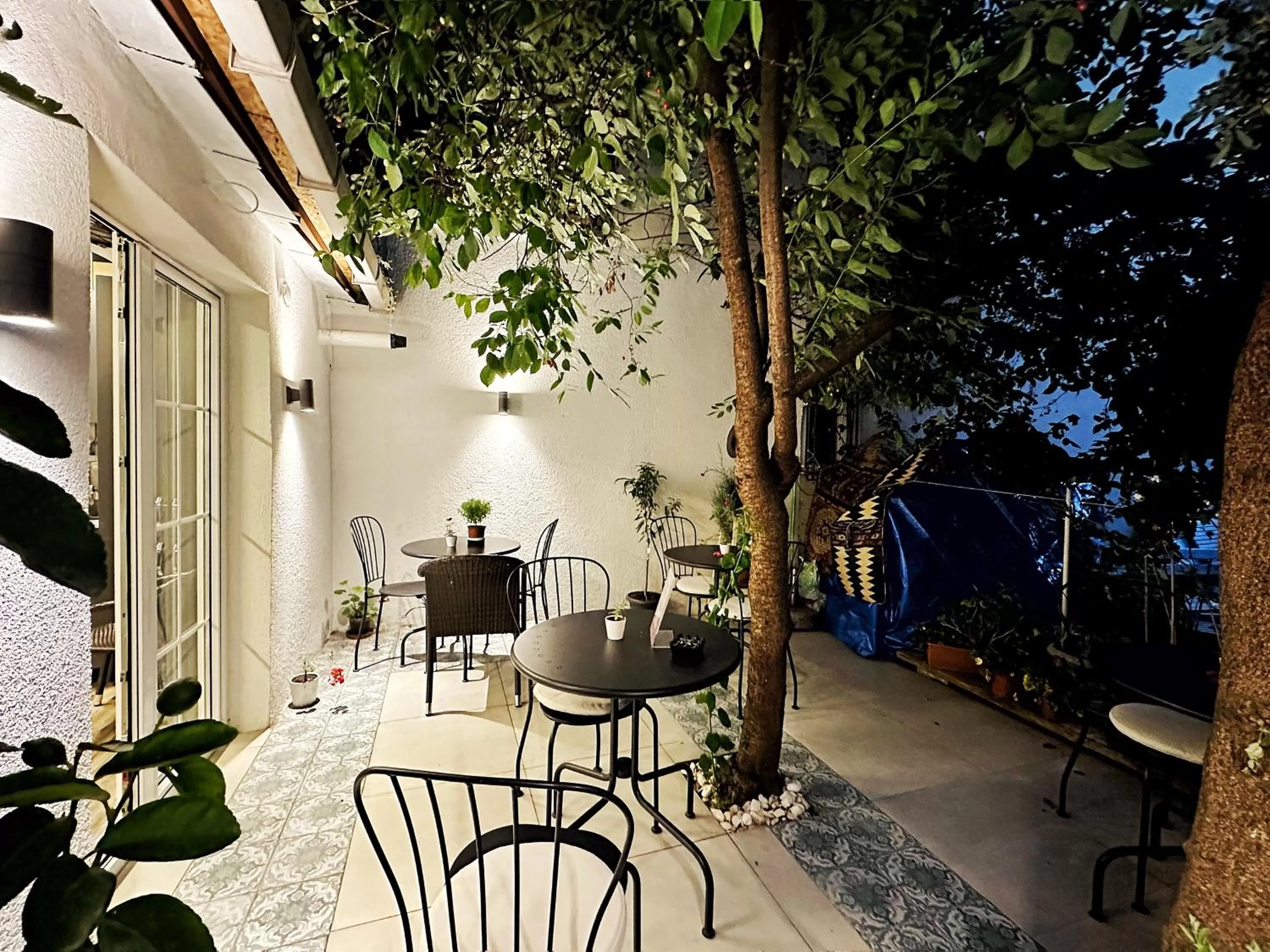 Patio in Sultan Pier Hotel