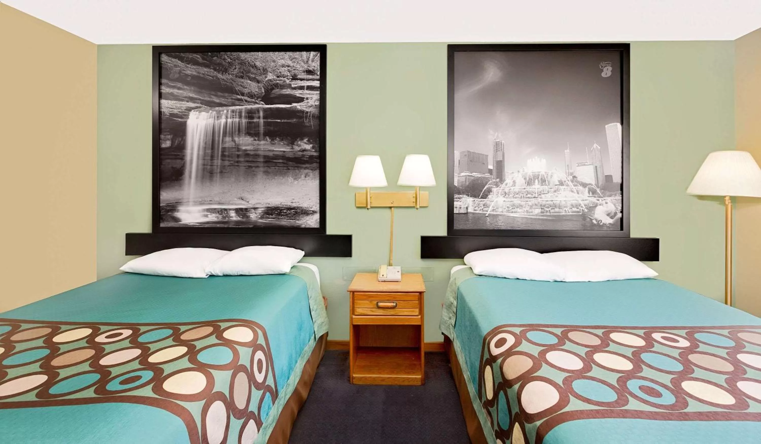 Photo of the whole room, Bed in Super 8 by Wyndham Macomb