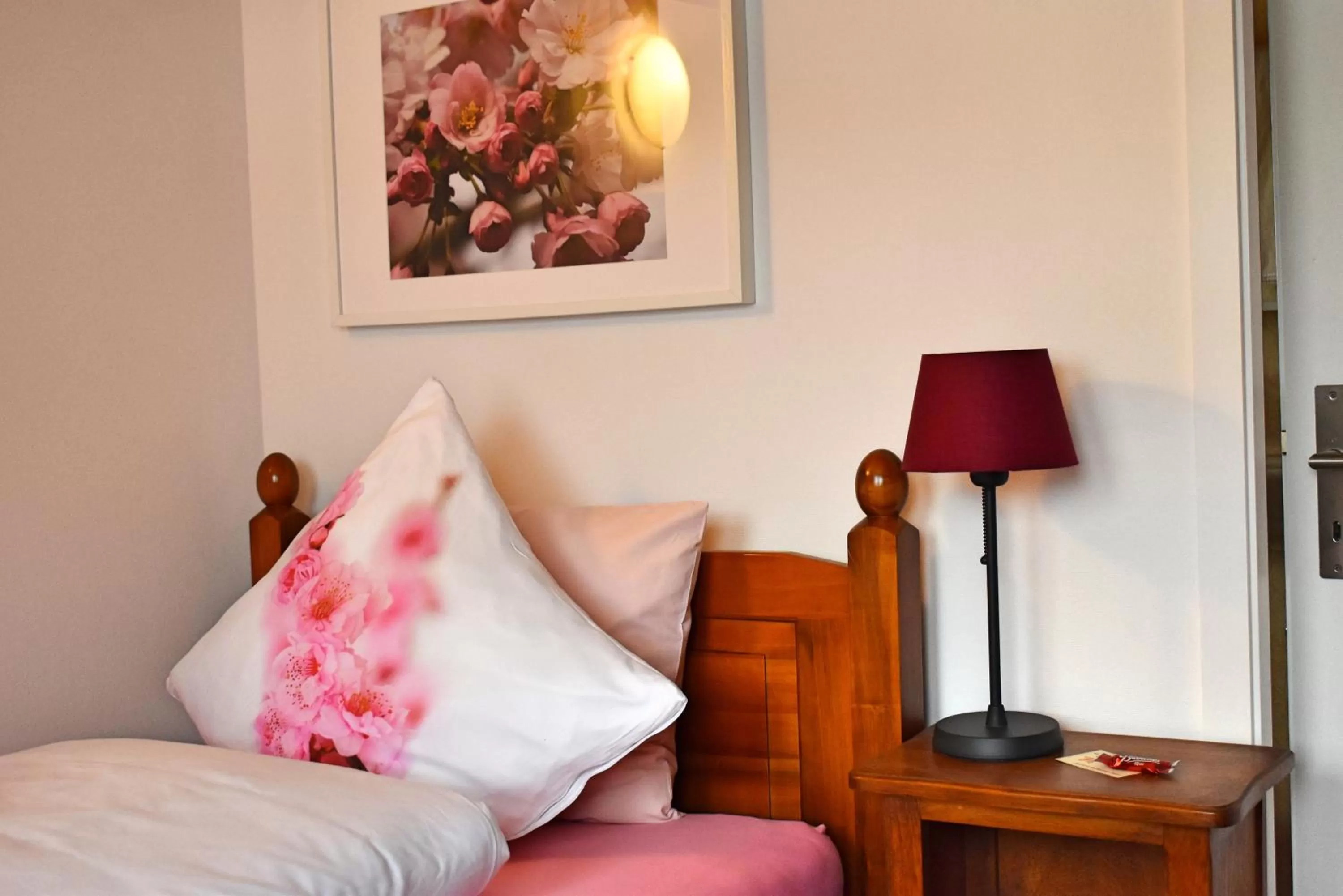 Photo of the whole room, Bed in Gasthaus Sternen