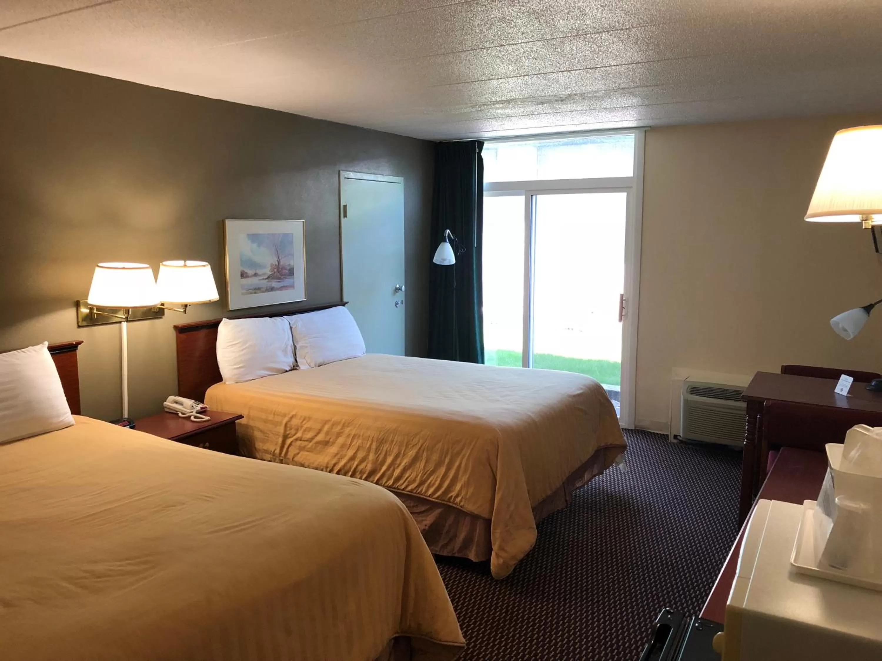 Bed in Norwood Inn & Suites Worthington