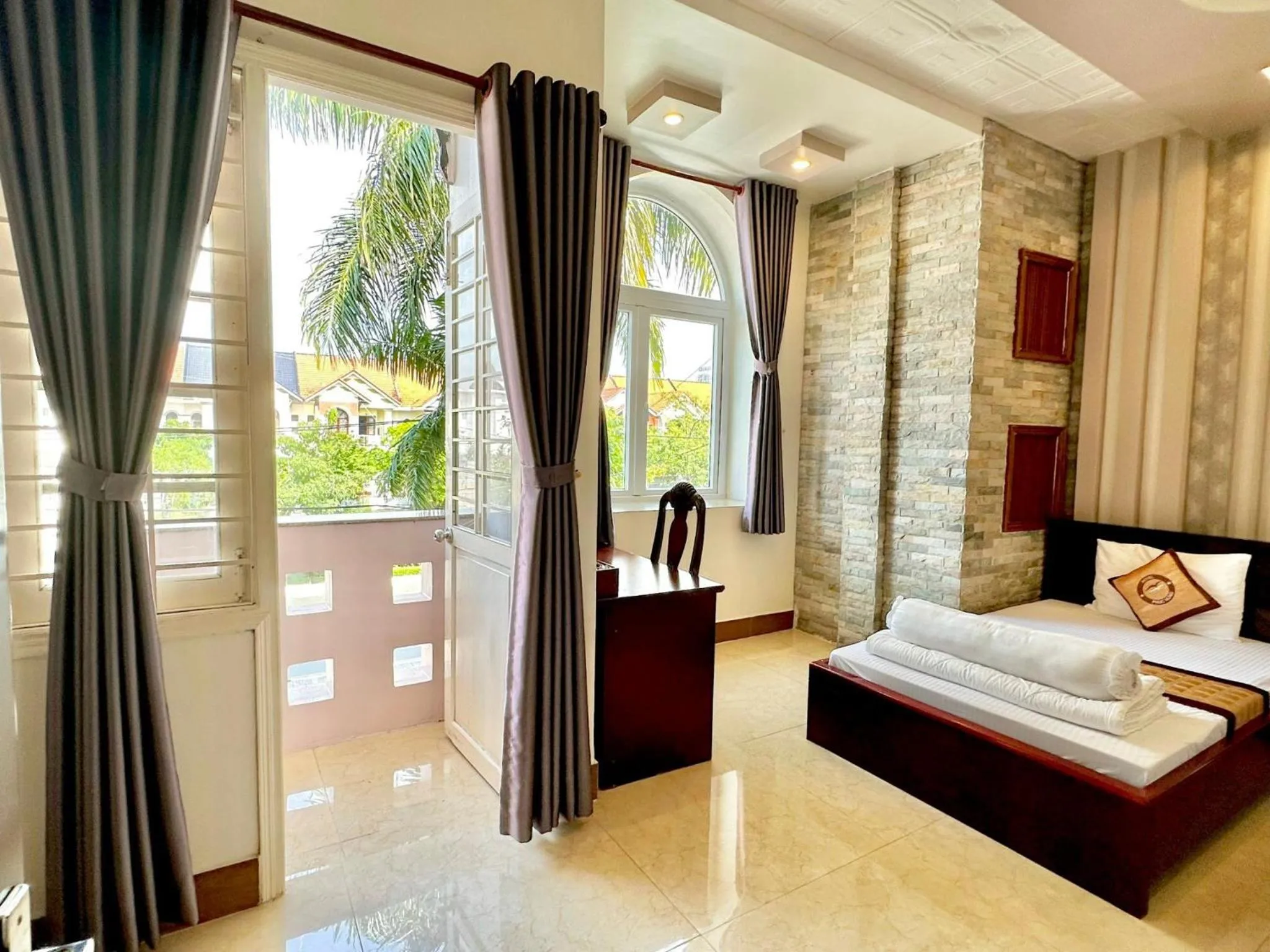 Balcony/Terrace, Bed in Phuc Hung Hotel